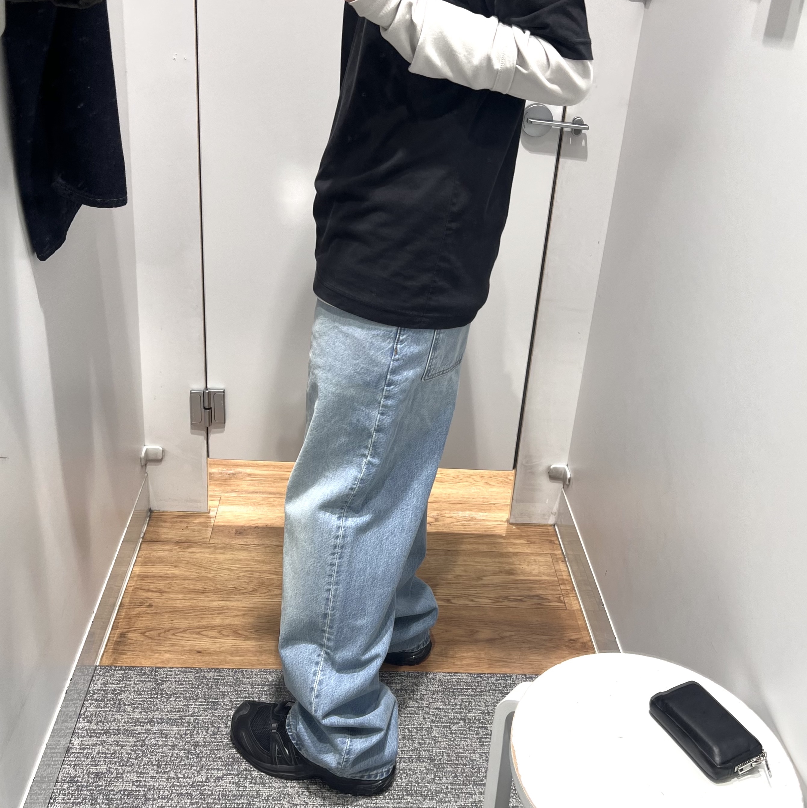 Uniqlo x JW Anderson Straight Jean Blue - KR, NOMANUAL NM Hairy Beanie Light Gray 착용 스타일 - 1