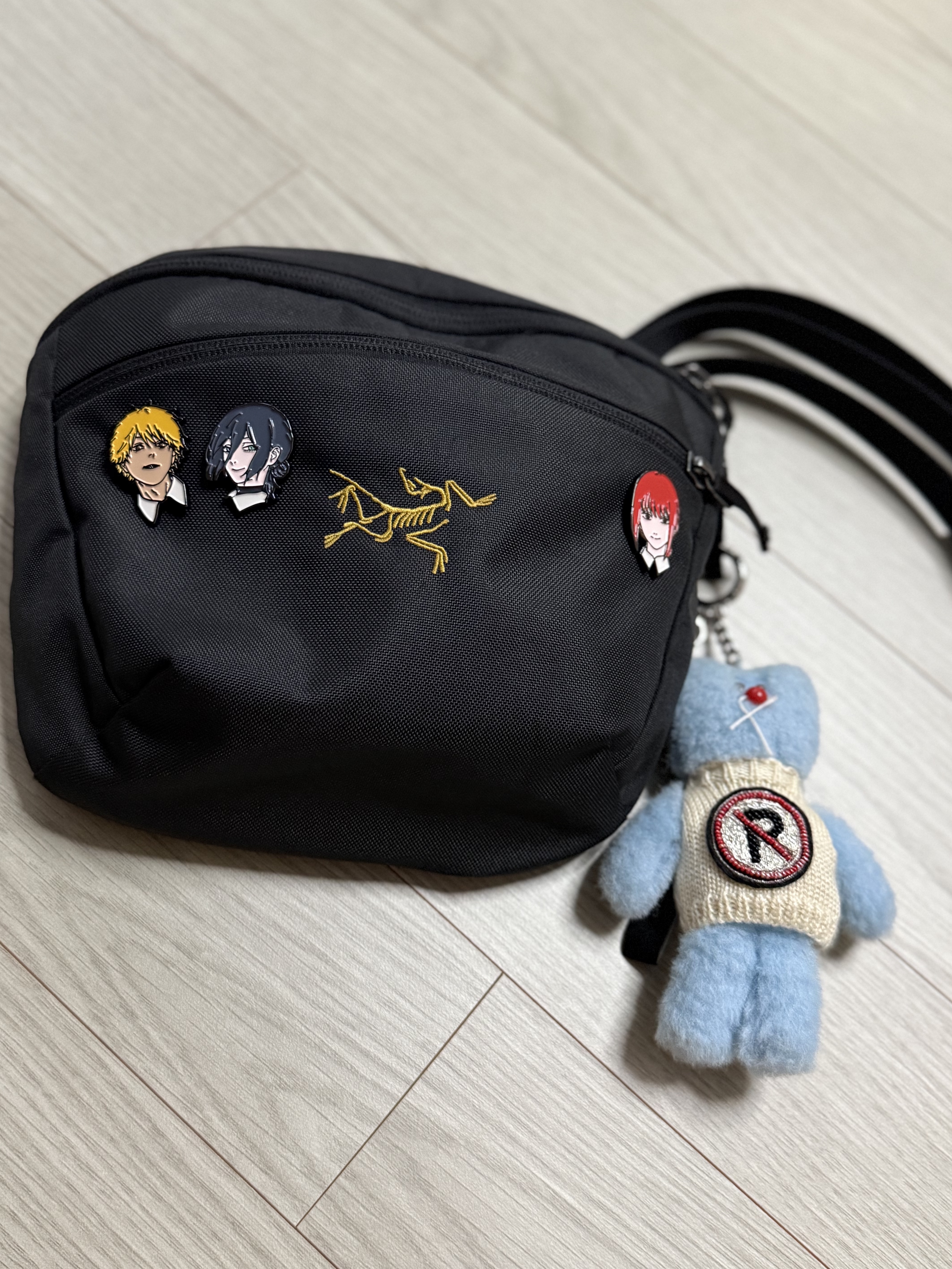Chainsaw Man - The Movie: Reze Arc Metal Badge Set (Set of 3), Monamhee x Peaceminusone Syhee Plush Keyring 착용 스타일