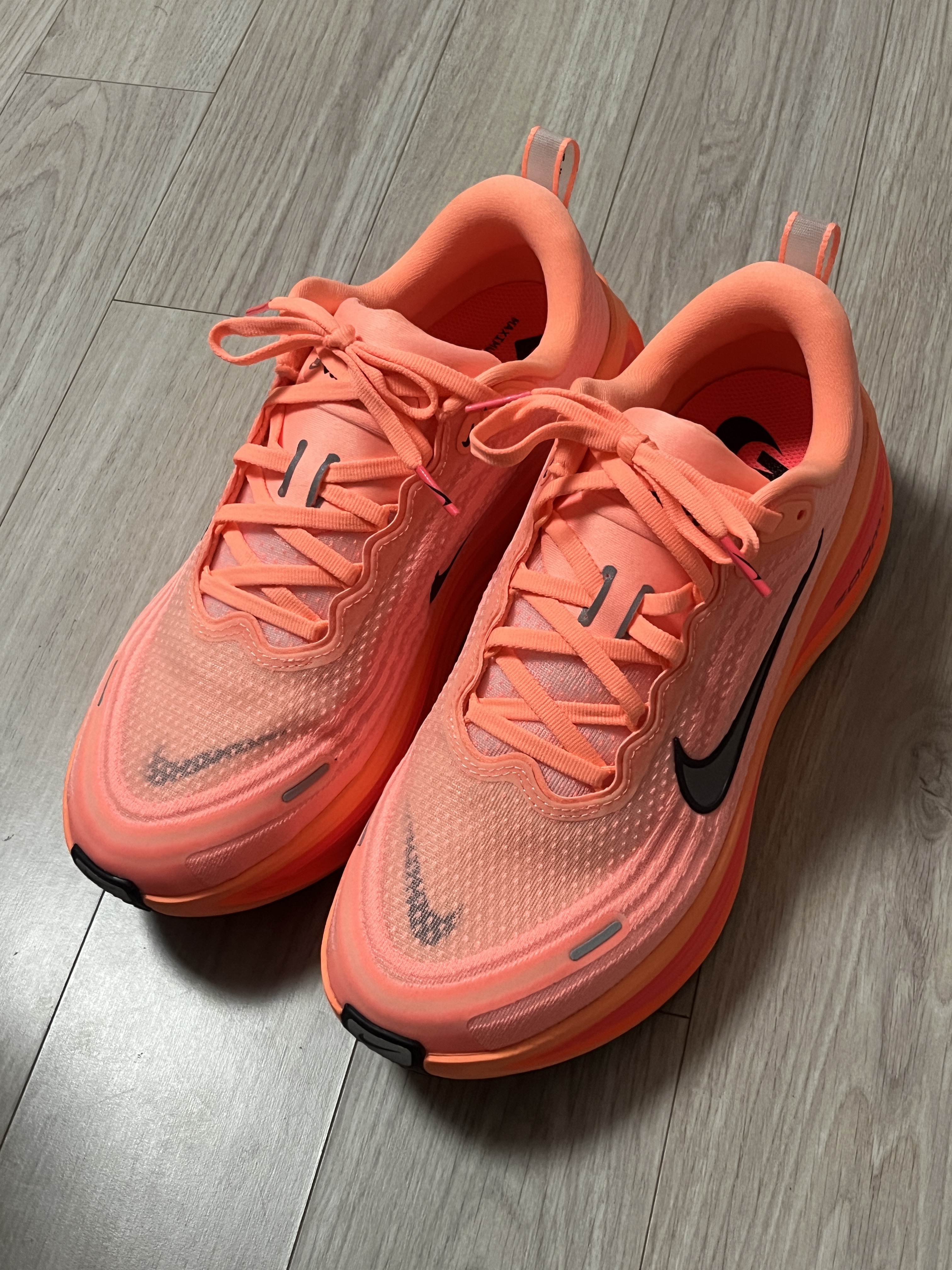 Nike Vomero Plus Orange Pulse Hot Lava 착용 스타일 - 1