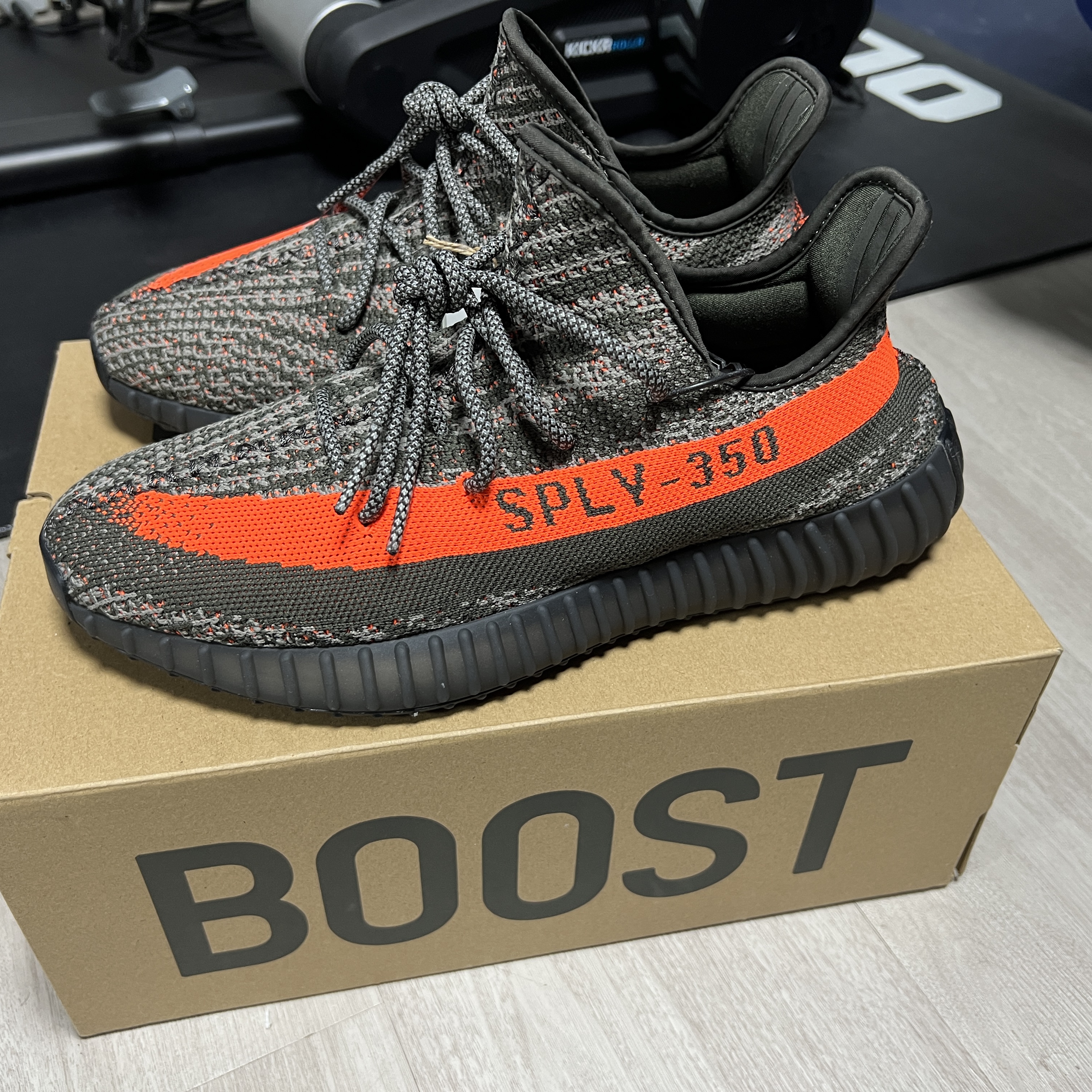 Adidas Yeezy Boost 350 V2 Carbon Beluga 착용 스타일
