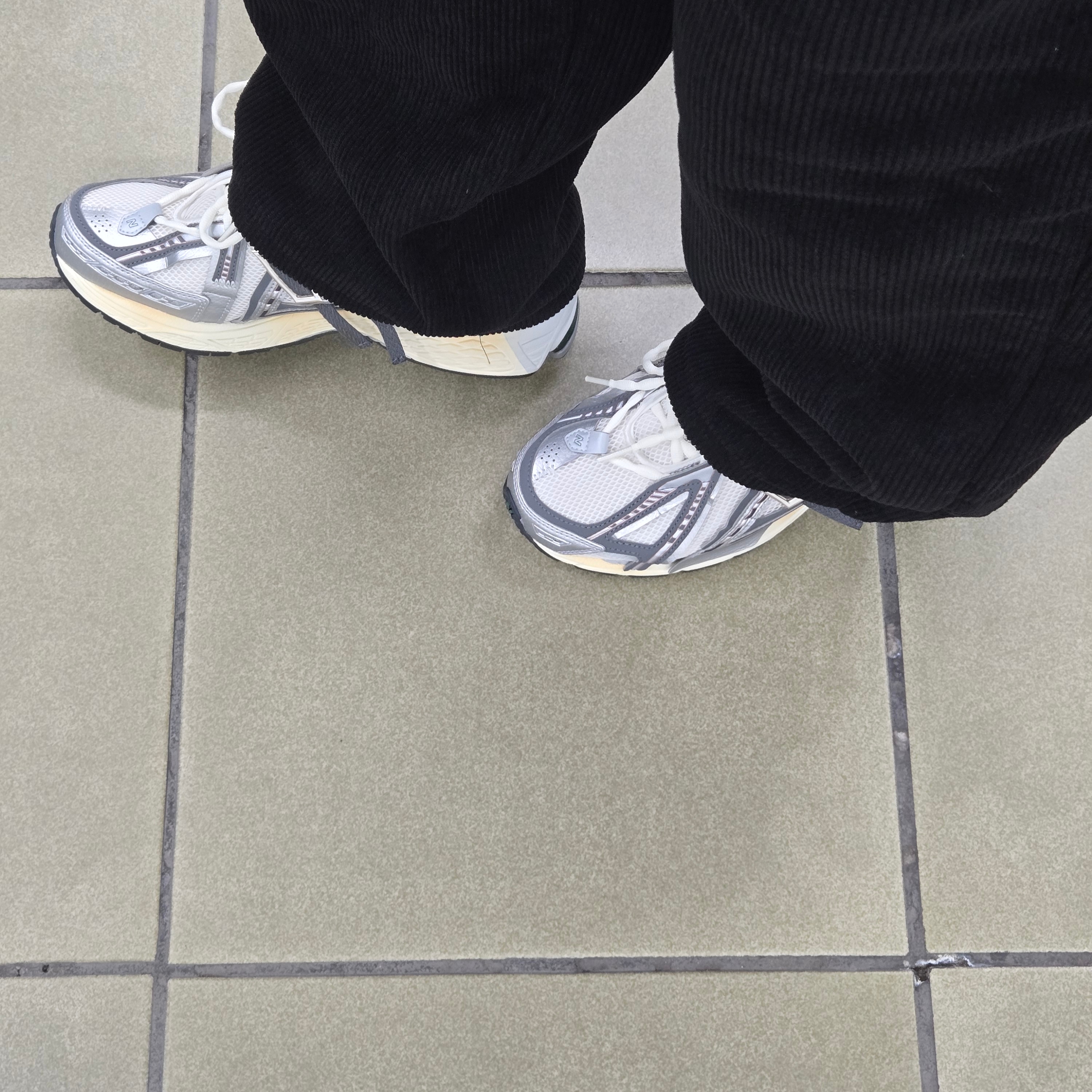 New Balance 1906A Silver Metallic Castlerock 착용 스타일