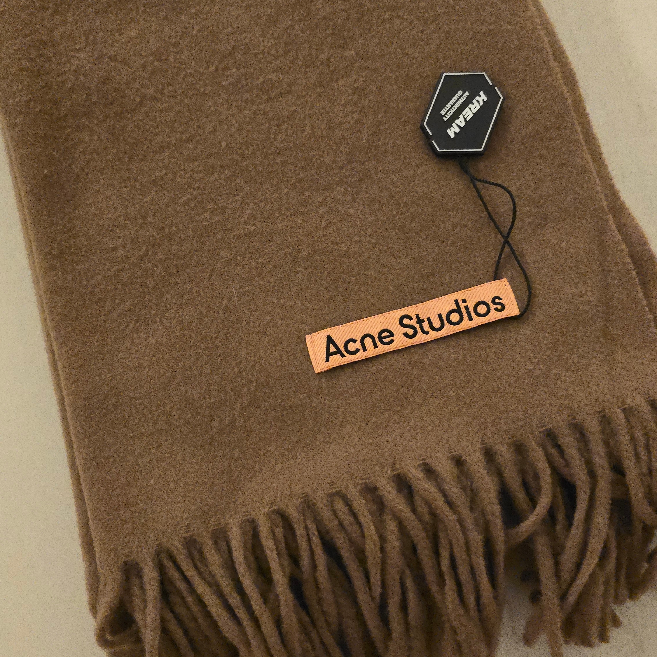 Acne Studios Narrow Wool Fringe Muffler Caramel Brown 착용 스타일