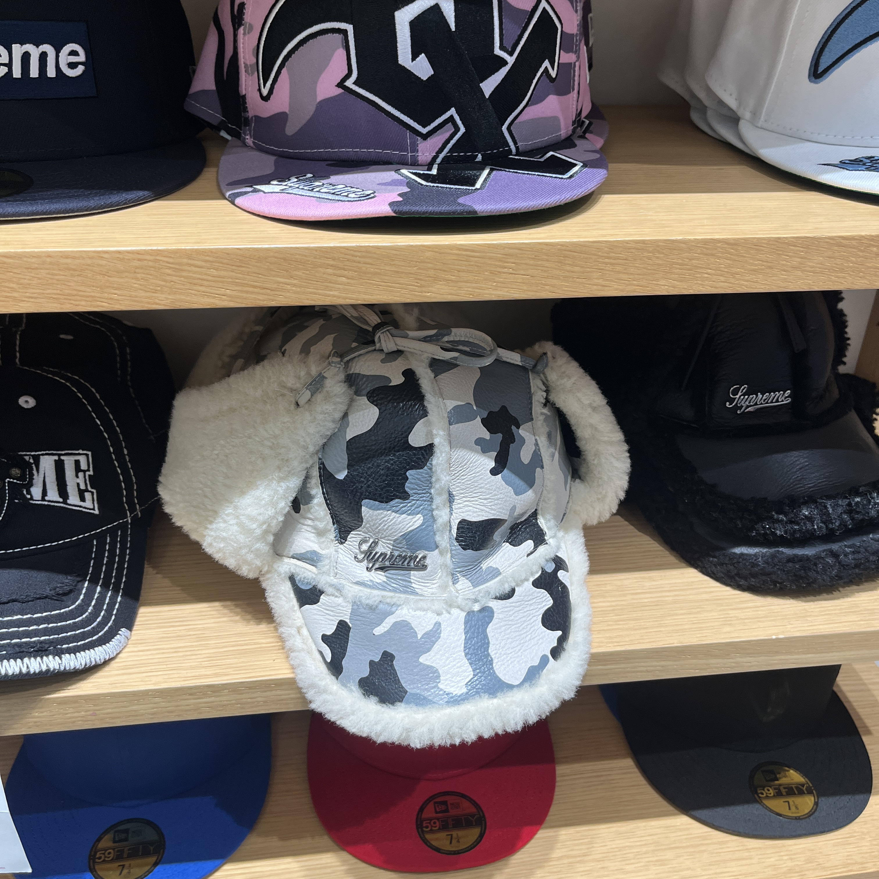 Supreme x Chicago White Sox Adjustable New Era Pink Camo - 25FW, Supreme Shearling Lined Earflap Cap Snow Camo - 25FW 착용 스타일