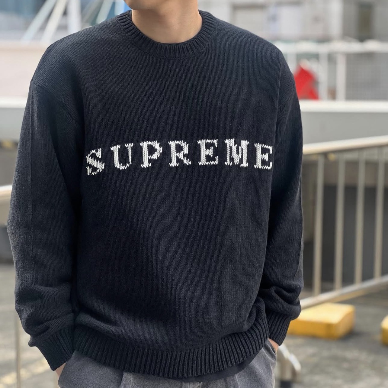 Supreme Contrast Logo Sweater Black - 25FW 착용 스타일