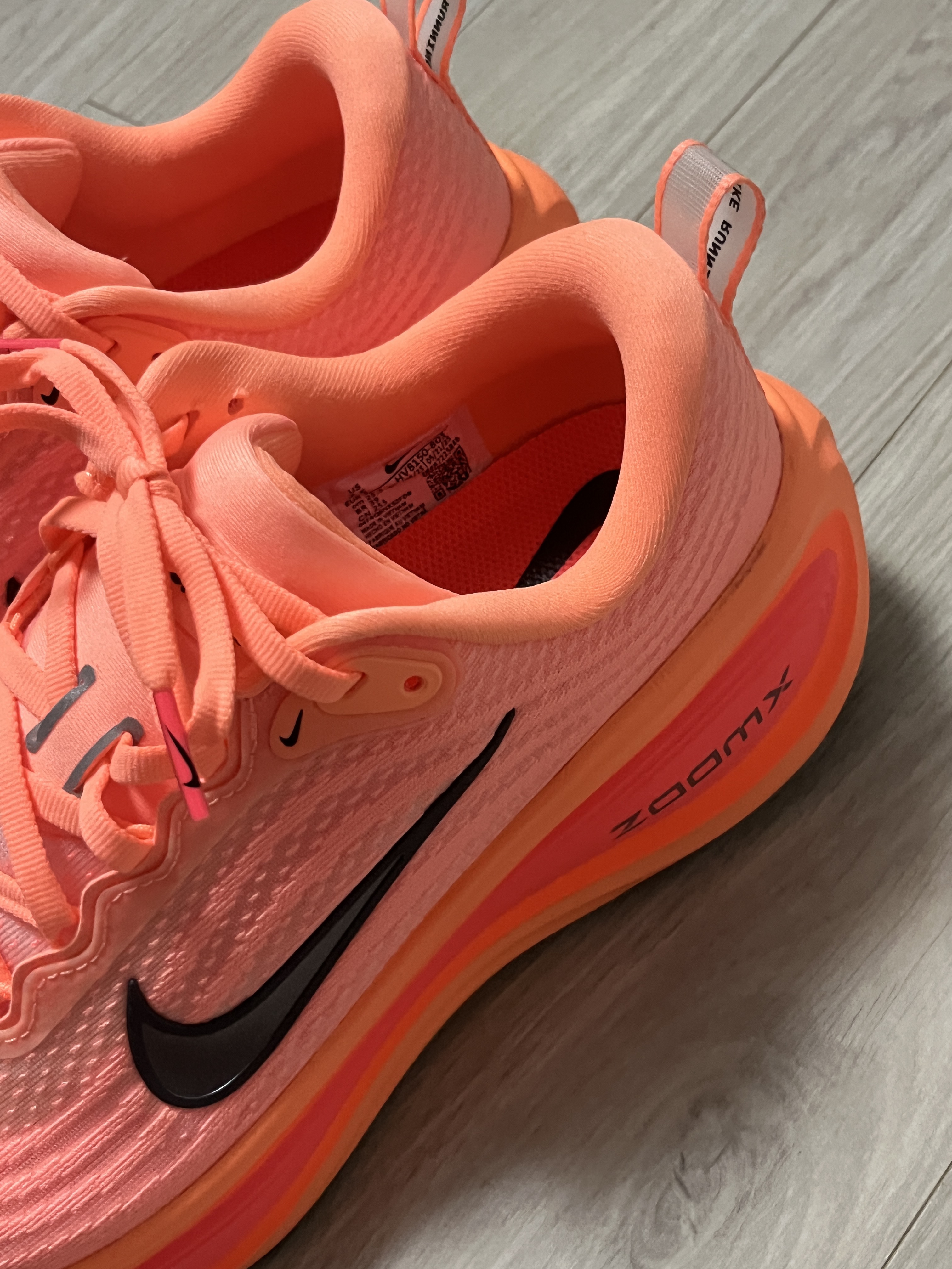 Nike Vomero Plus Orange Pulse Hot Lava 착용 스타일 - 3