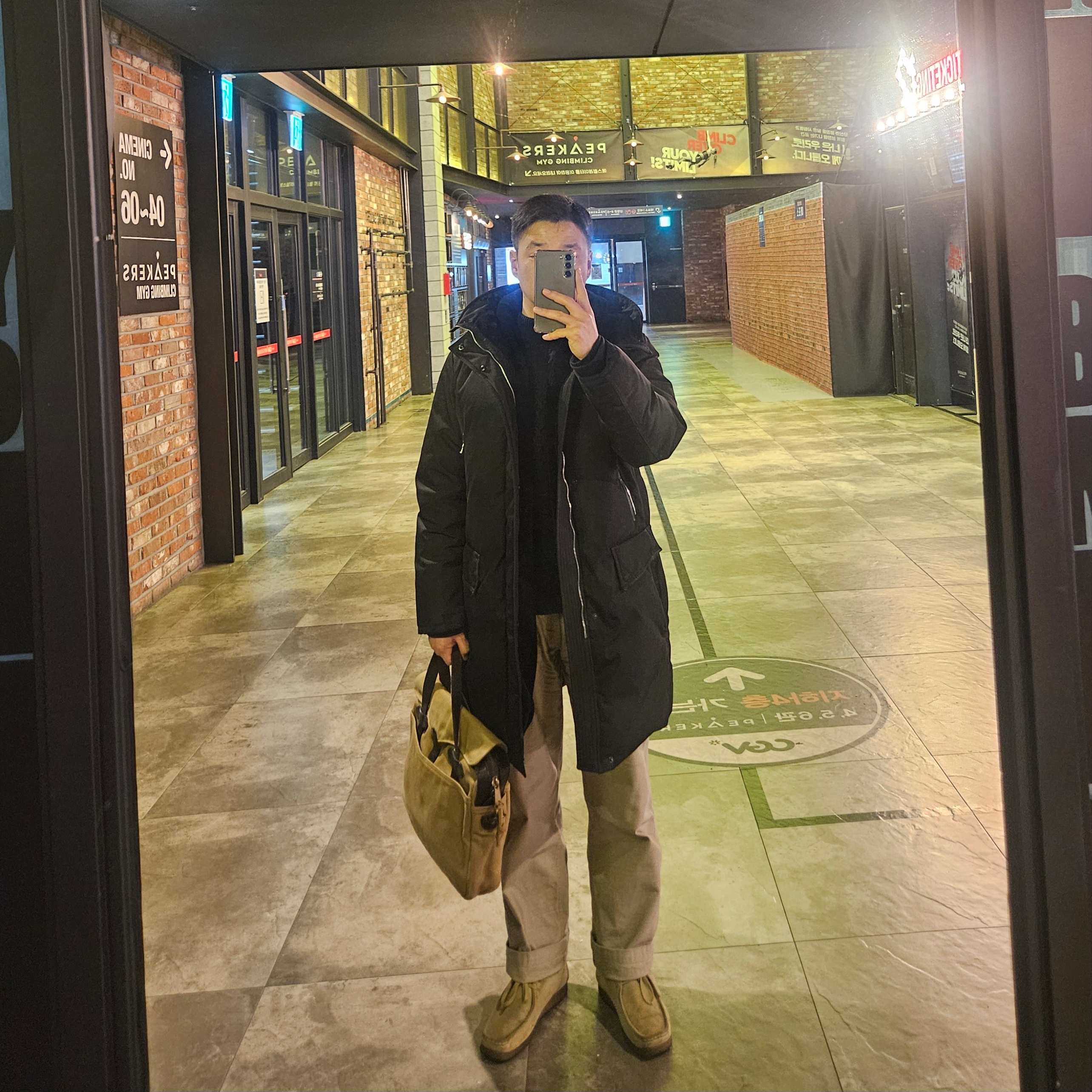 Filson Rugged Twill Original Briefcase Tan 착용 스타일