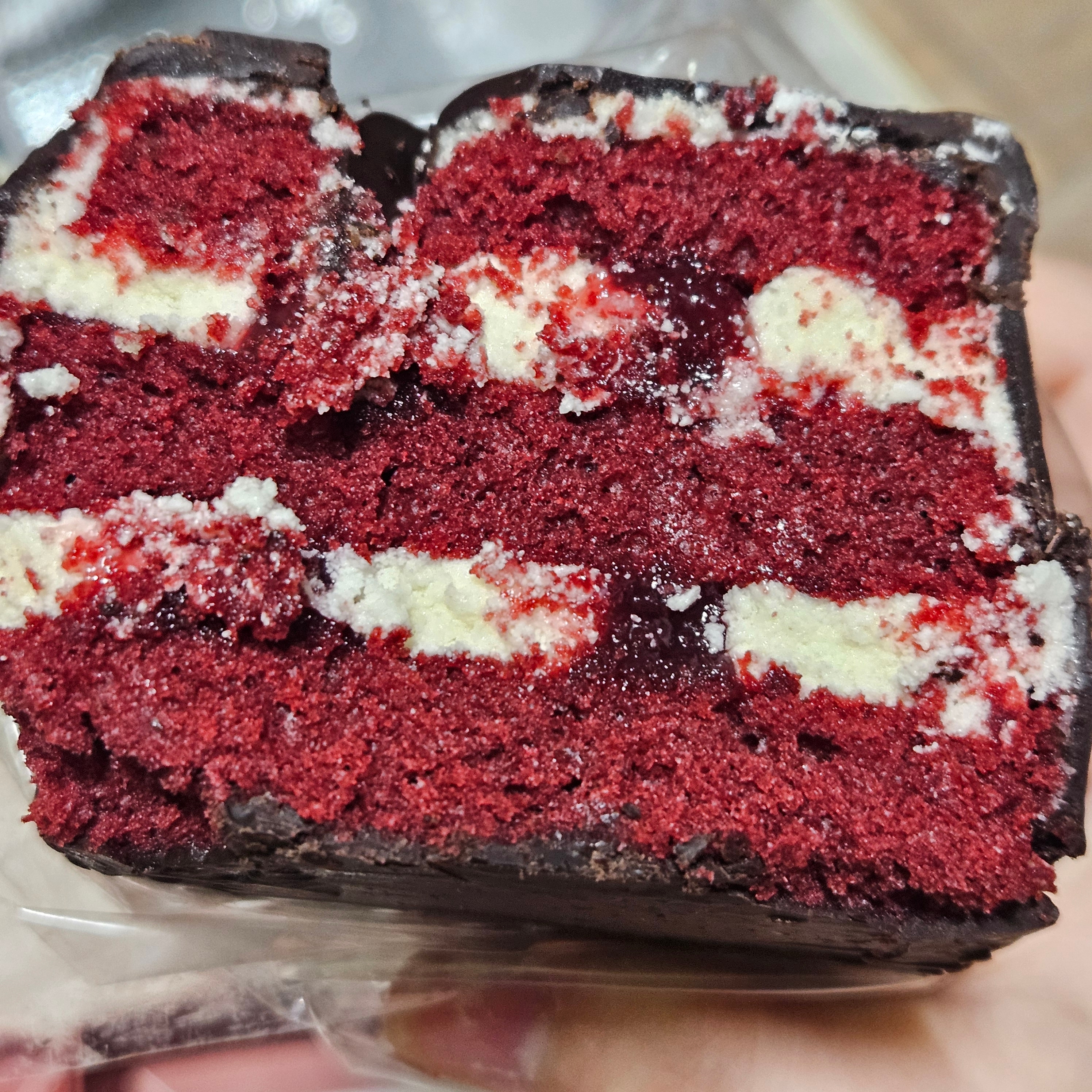 tongtonge Brick Chocolate Cake 착용 스타일