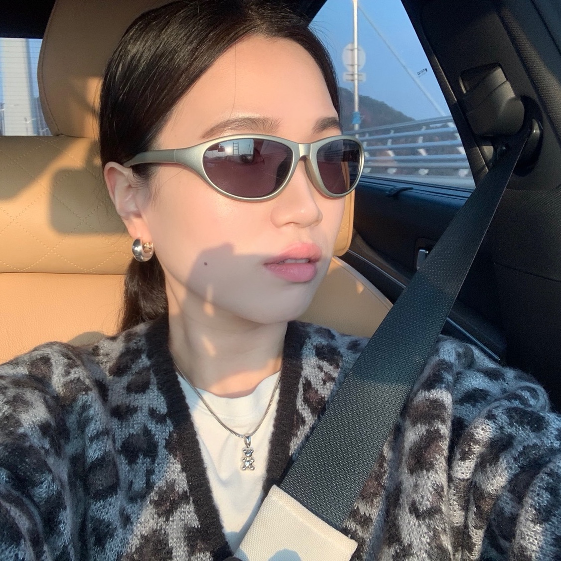 Montbell Trekking Glasses Silver Metallic Light Grey 착용 스타일 - 2
