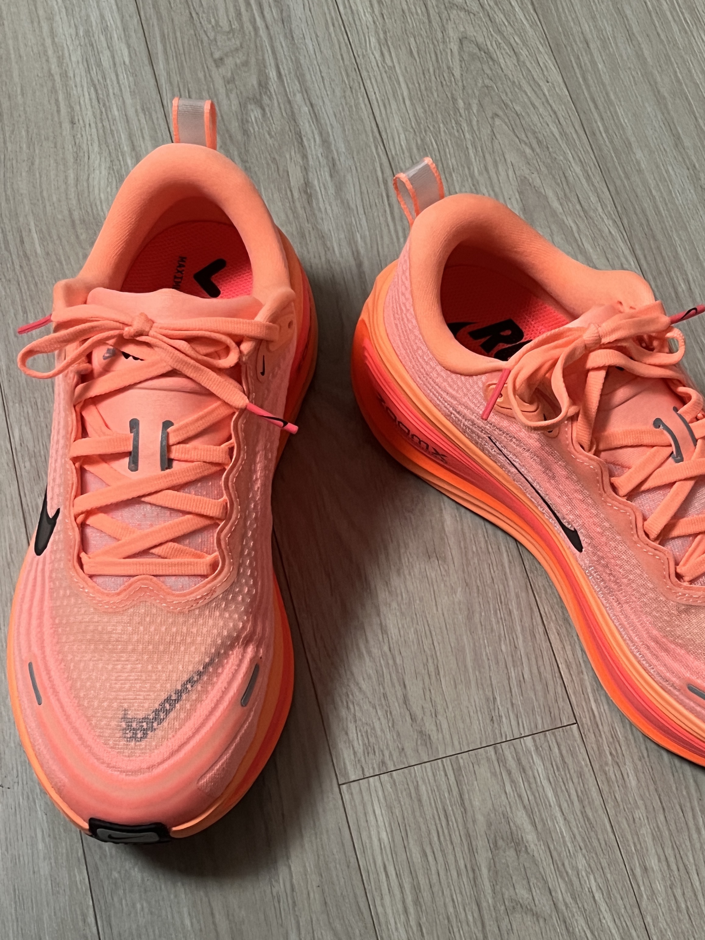 Nike Vomero Plus Orange Pulse Hot Lava 착용 스타일 - 7