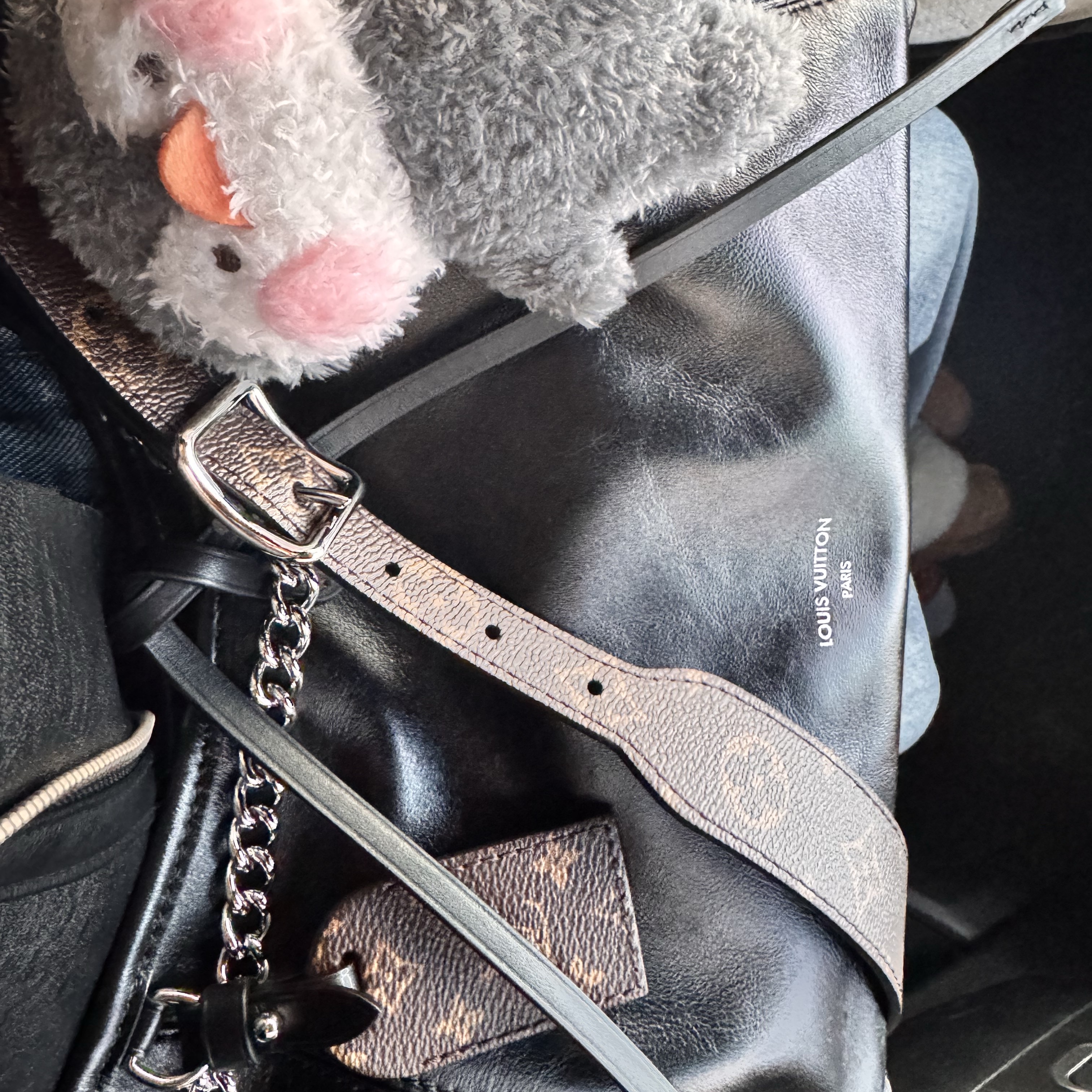 Louis Vuitton Carryall Vibe BB Black 착용 스타일 - 1