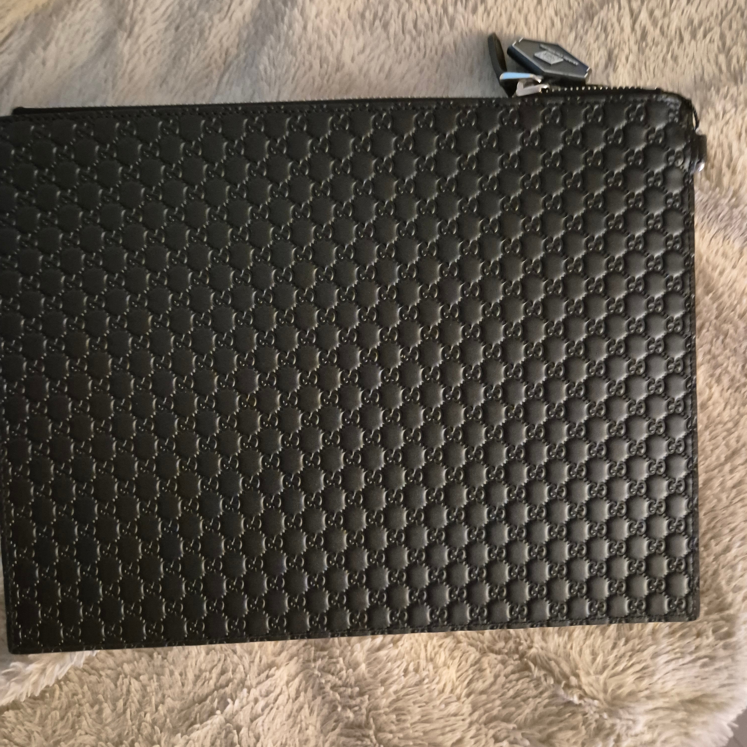Gucci Micro Ssima Clutch Black 착용 스타일