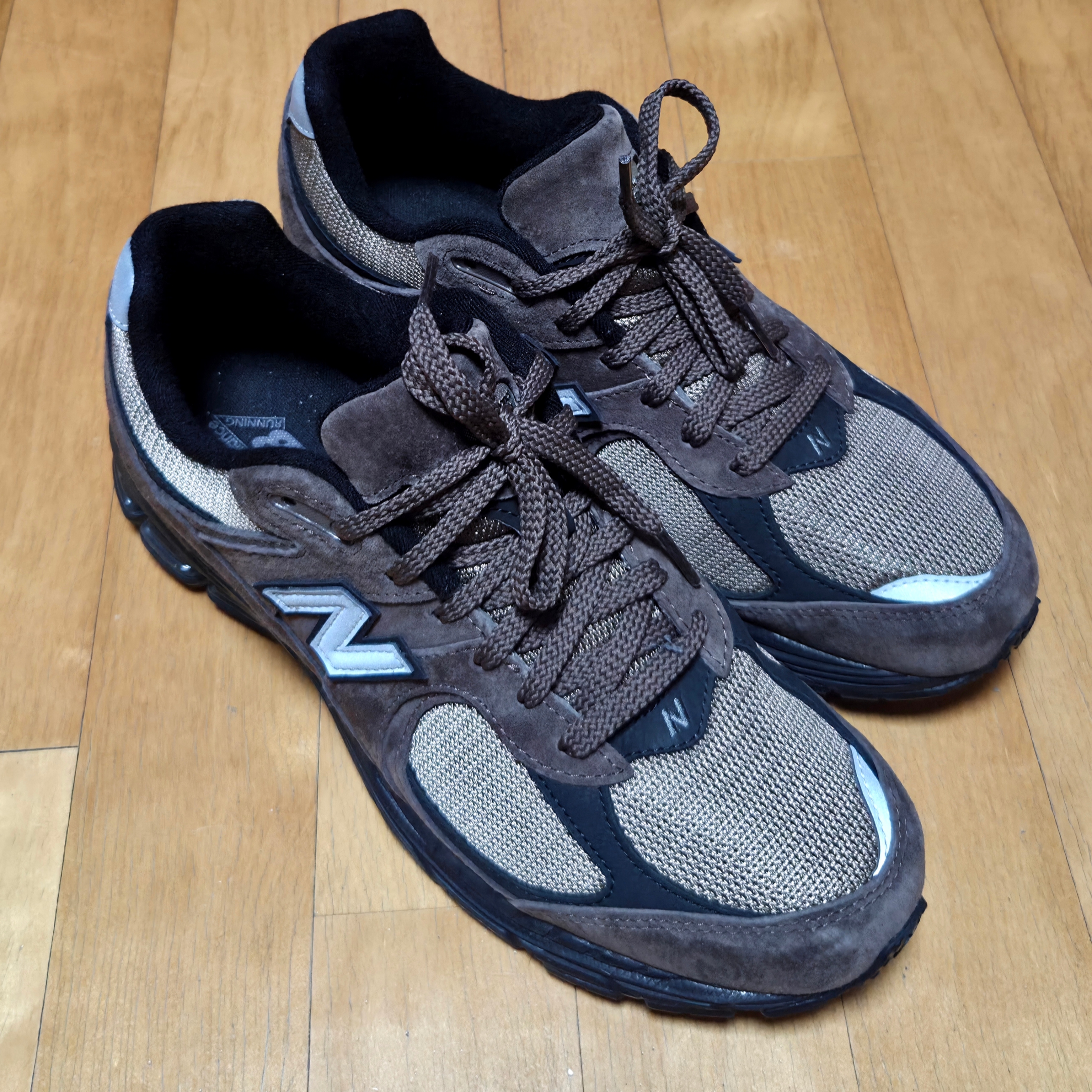 New Balance 2002R Brown Black 착용 스타일
