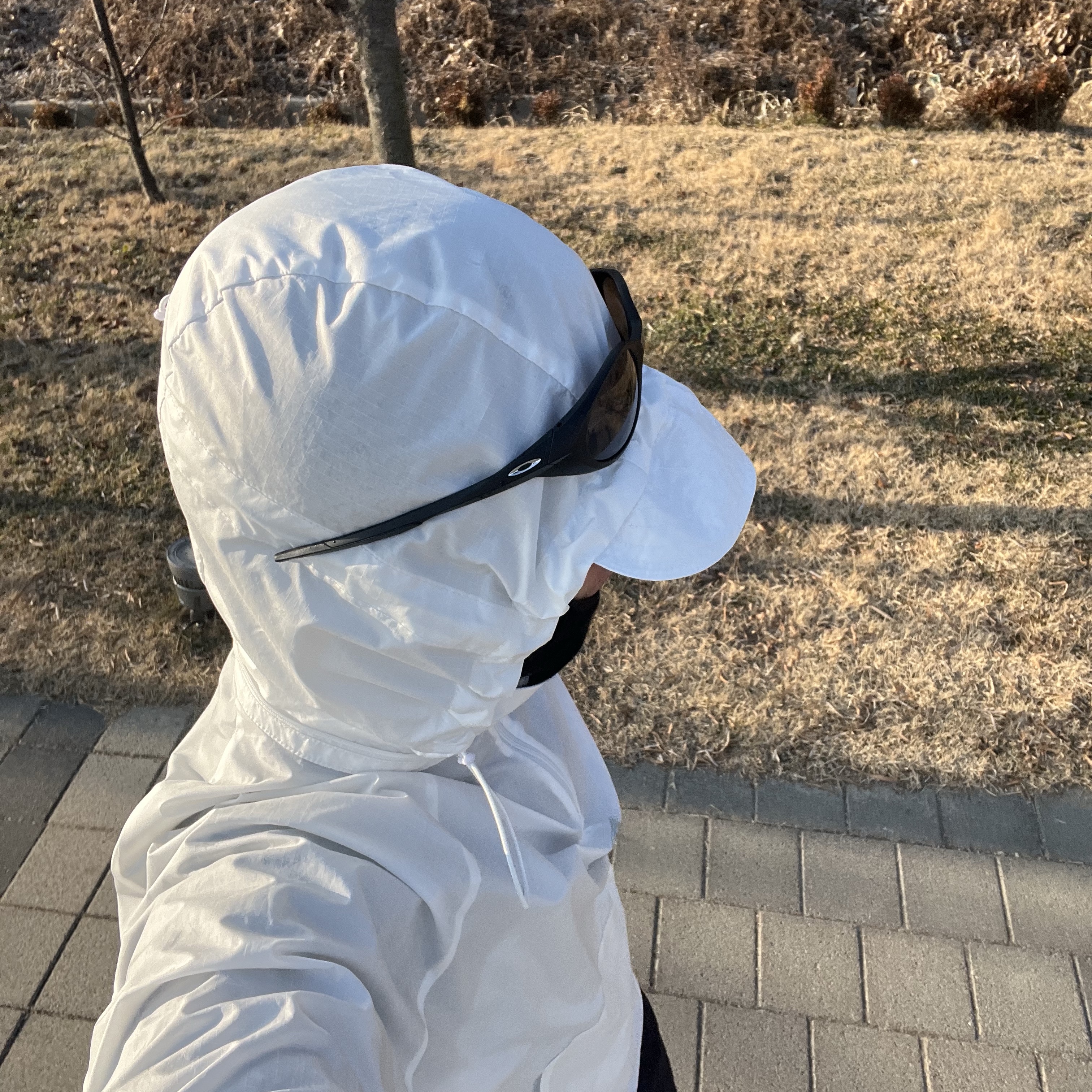 [KREAM 단독] runwhither Hidden Hoodie Anorak Jacket White 착용 스타일