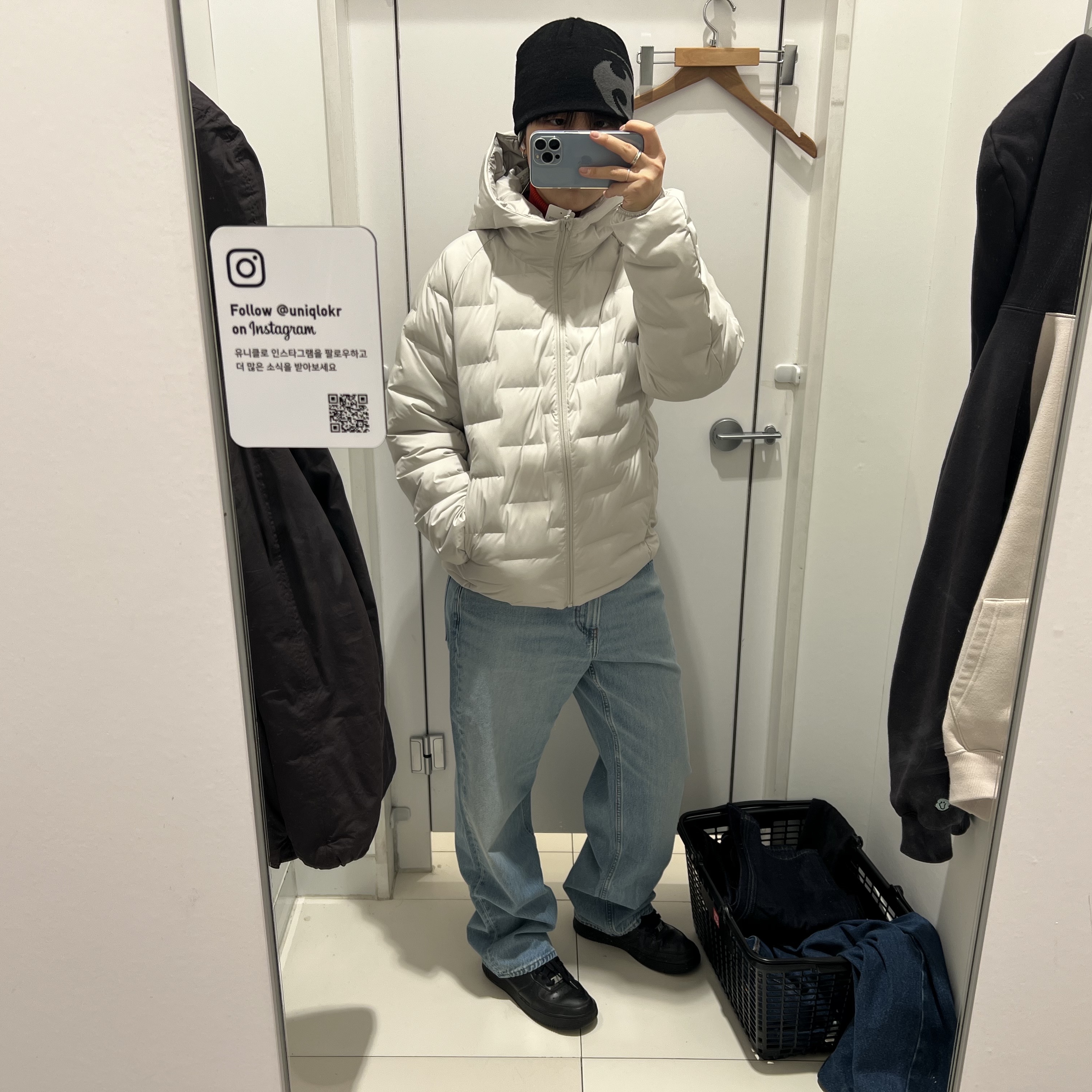 Uniqlo Non Quilted Pufftech Jacket Off White - JP, Uniqlo x JW Anderson Straight Jean Blue - KR 착용 스타일 - 1