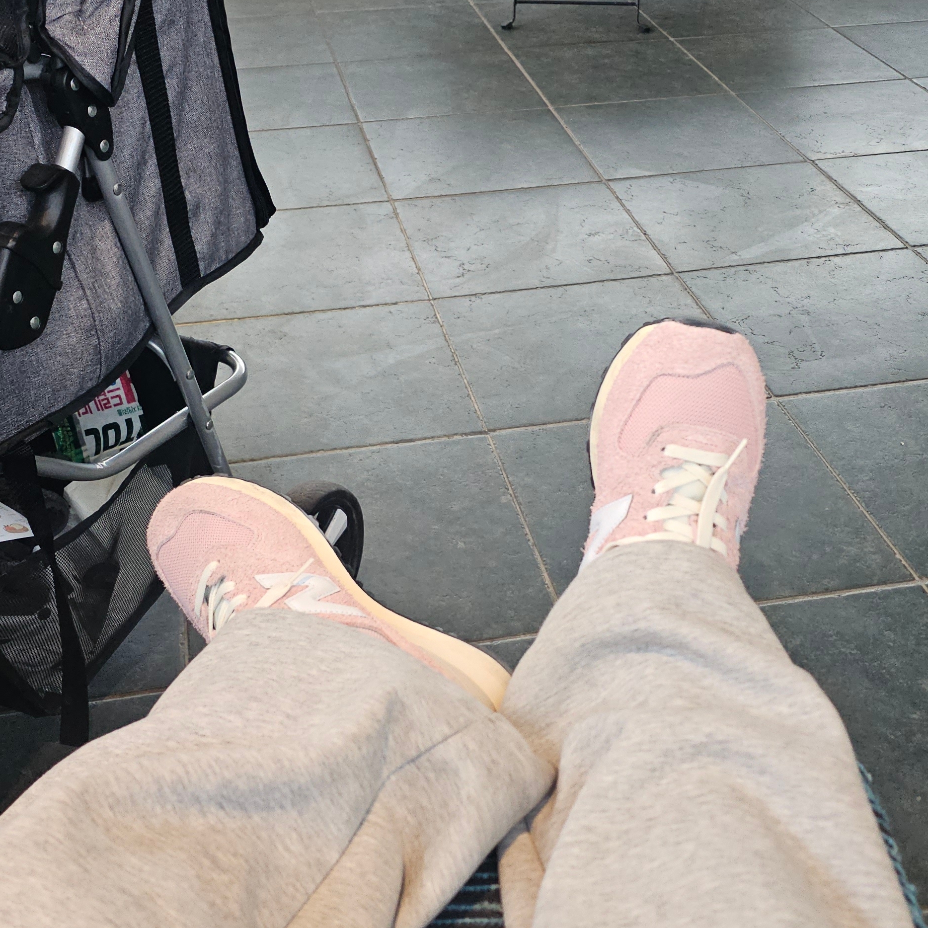New Balance 574 Heritage Mellow Pink 착용 스타일