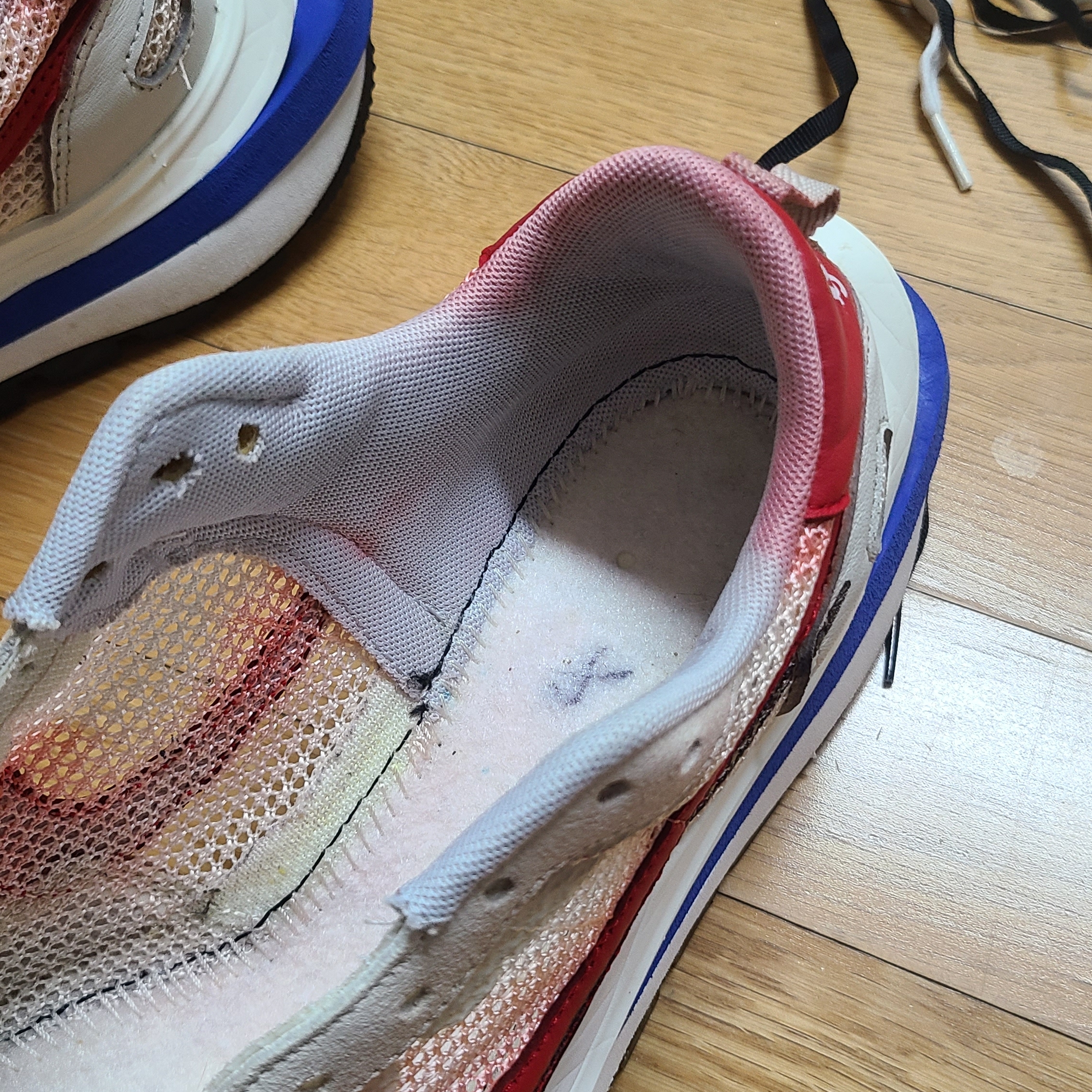 Nike x Sacai VaporWaffle Royal Fuchsia 착용 스타일 - 2