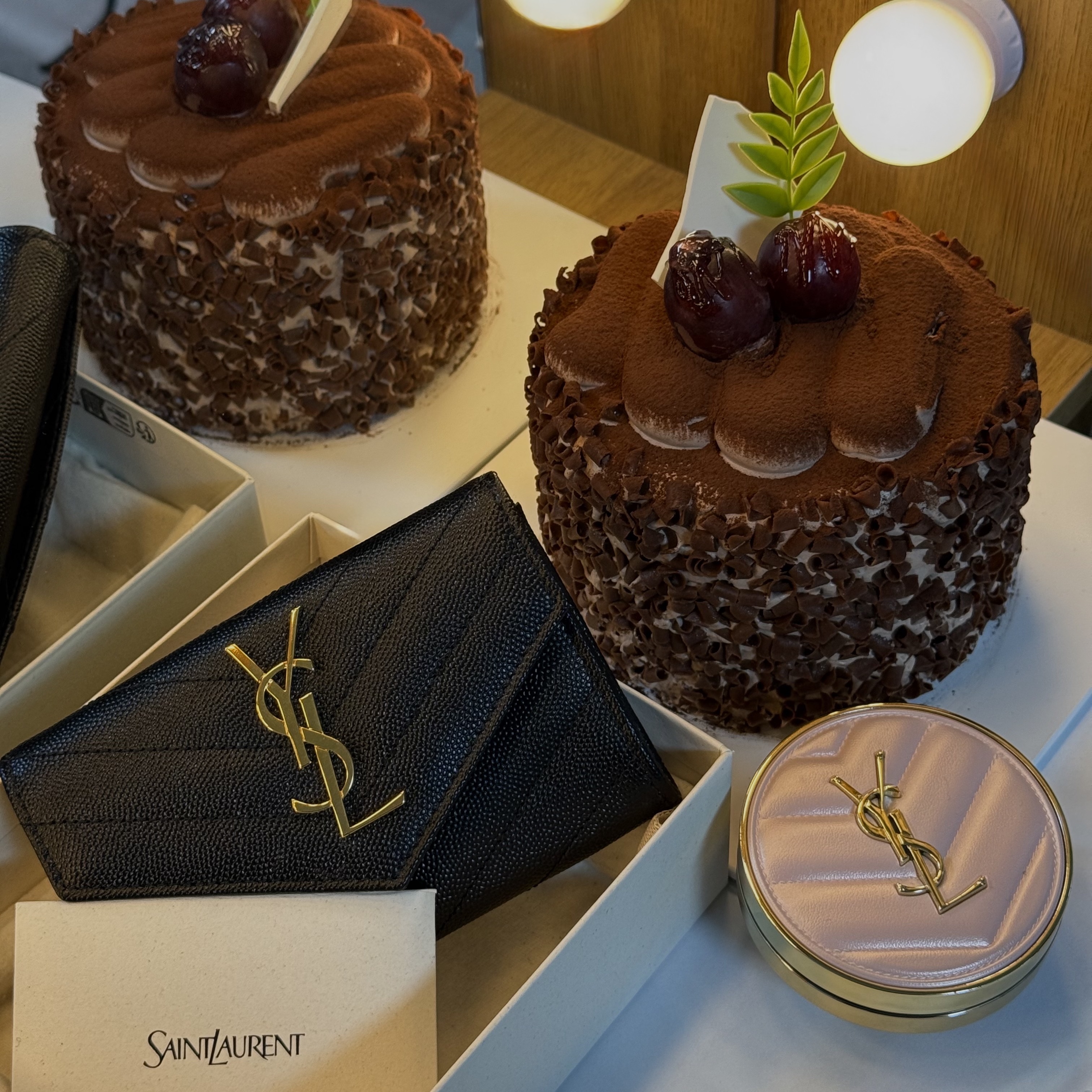 Saint Laurent Cassandre Matelasse Small Envelope Wallet in Grain de Poudre Embossed Leather Black Gold 착용 스타일