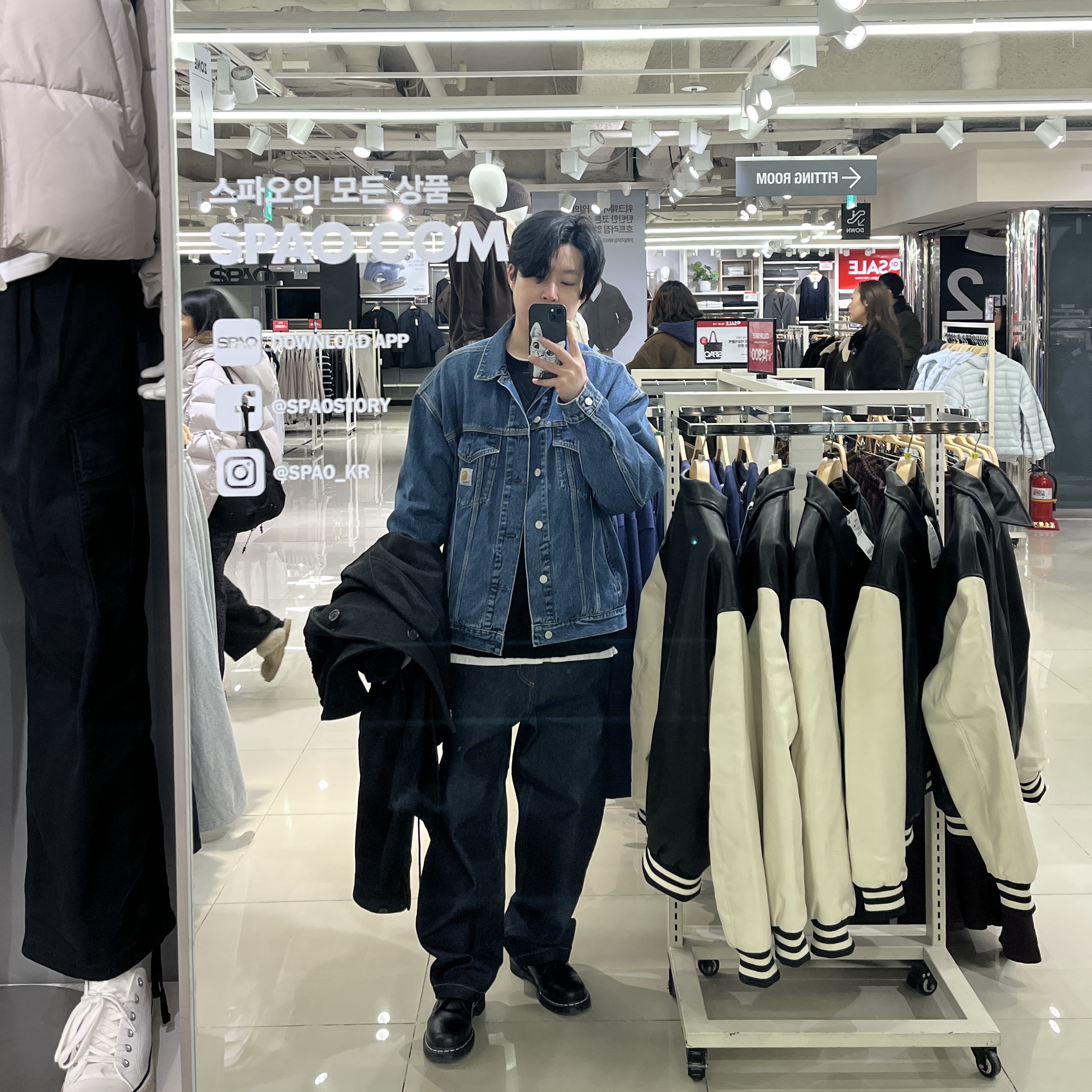 Carhartt WIP Duck Helston Jacket Camo Duck Black Bleached, Carhartt WIP Brandon Pants Blue Rigid 착용 스타일