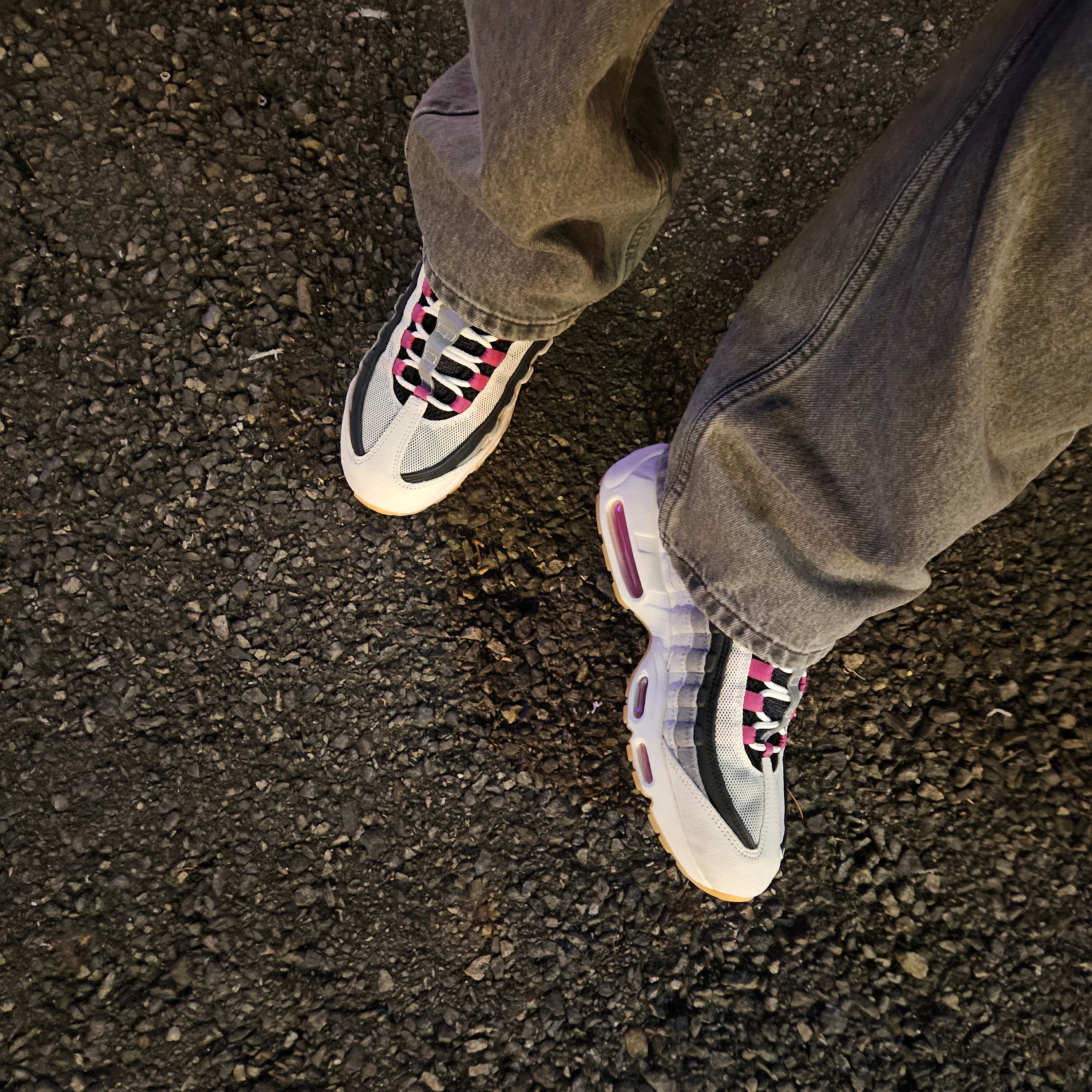 Nike SB Air Max 95 Summit White and Cactus Flower 착용 스타일