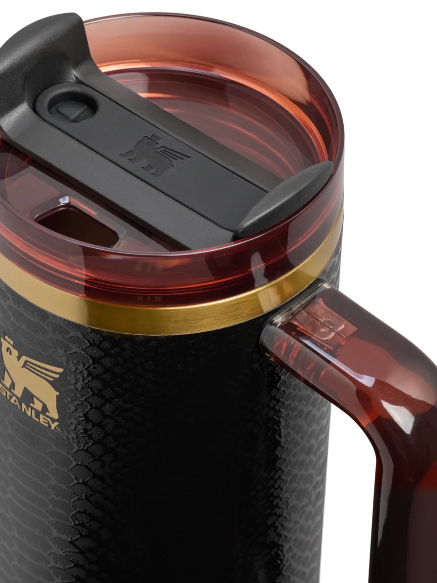 Stanley The Quencher Luxe H2.0 Flowstate Tumbler 887ml Black Snakeskin 착용 스타일 - 6