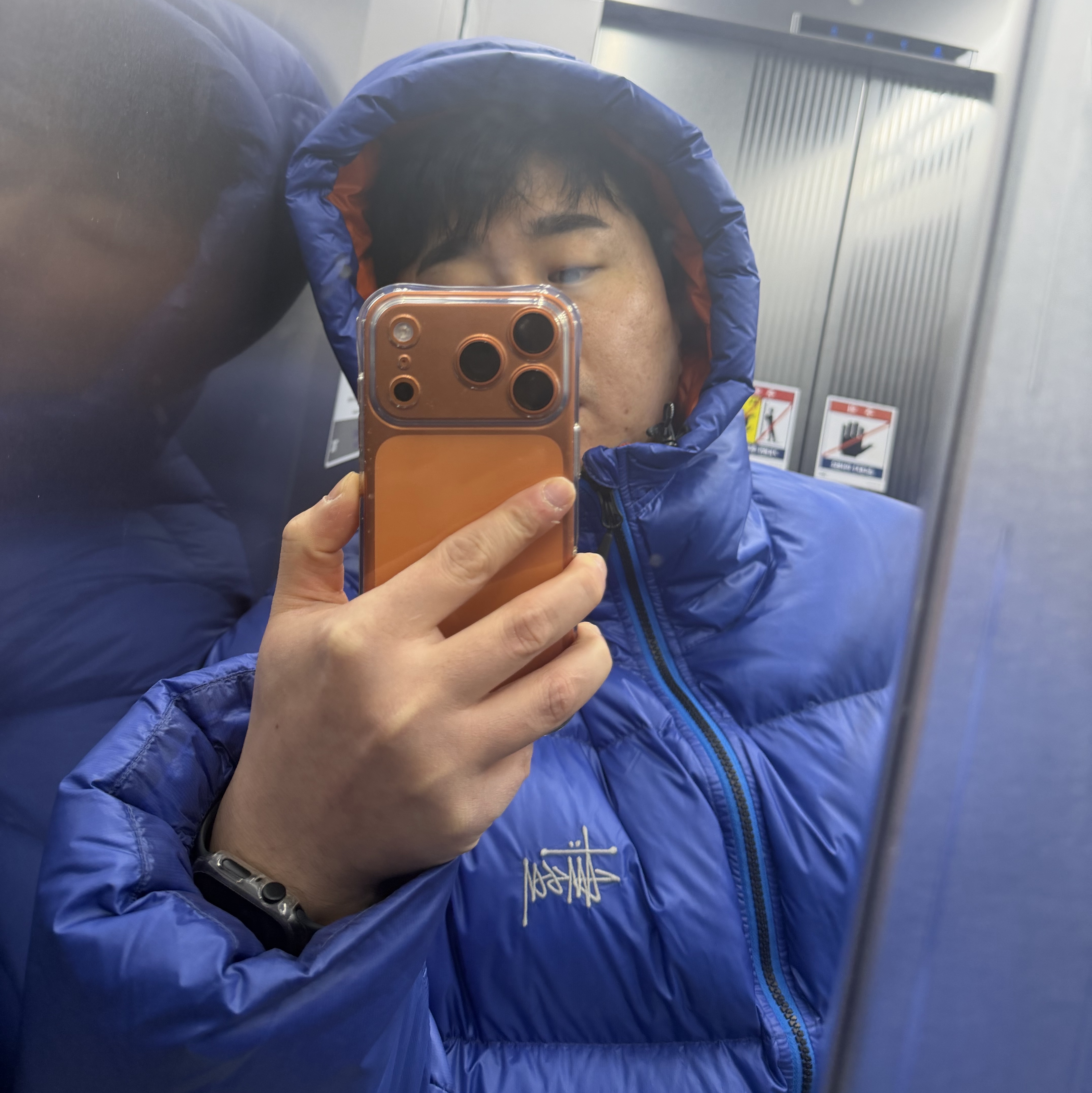 Stussy Down Parka Micro Ripstop Royal Blue, Apple iPhone 17 Pro 256GB Cosmic Orange 착용 스타일