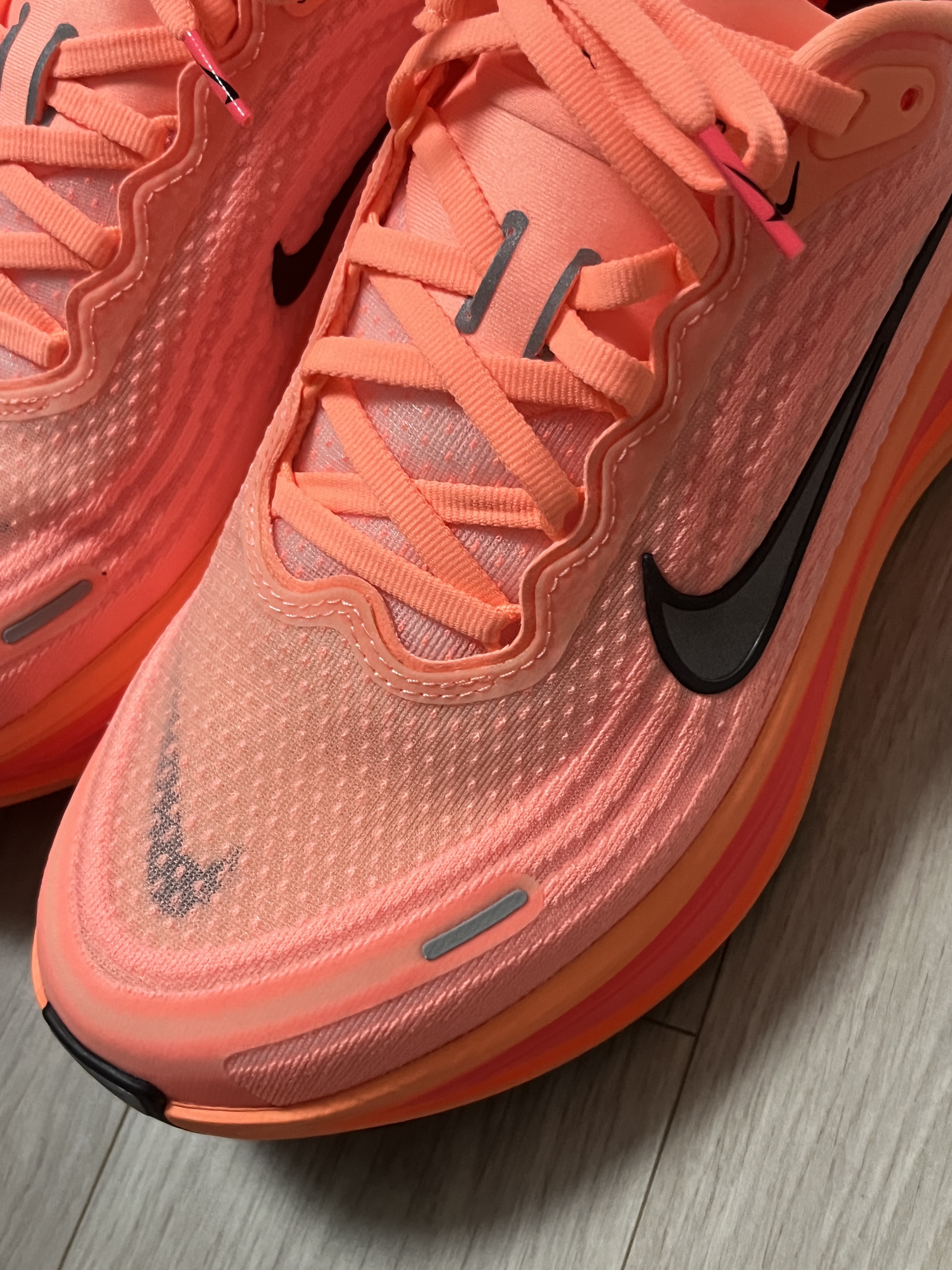 Nike Vomero Plus Orange Pulse Hot Lava 착용 스타일 - 2