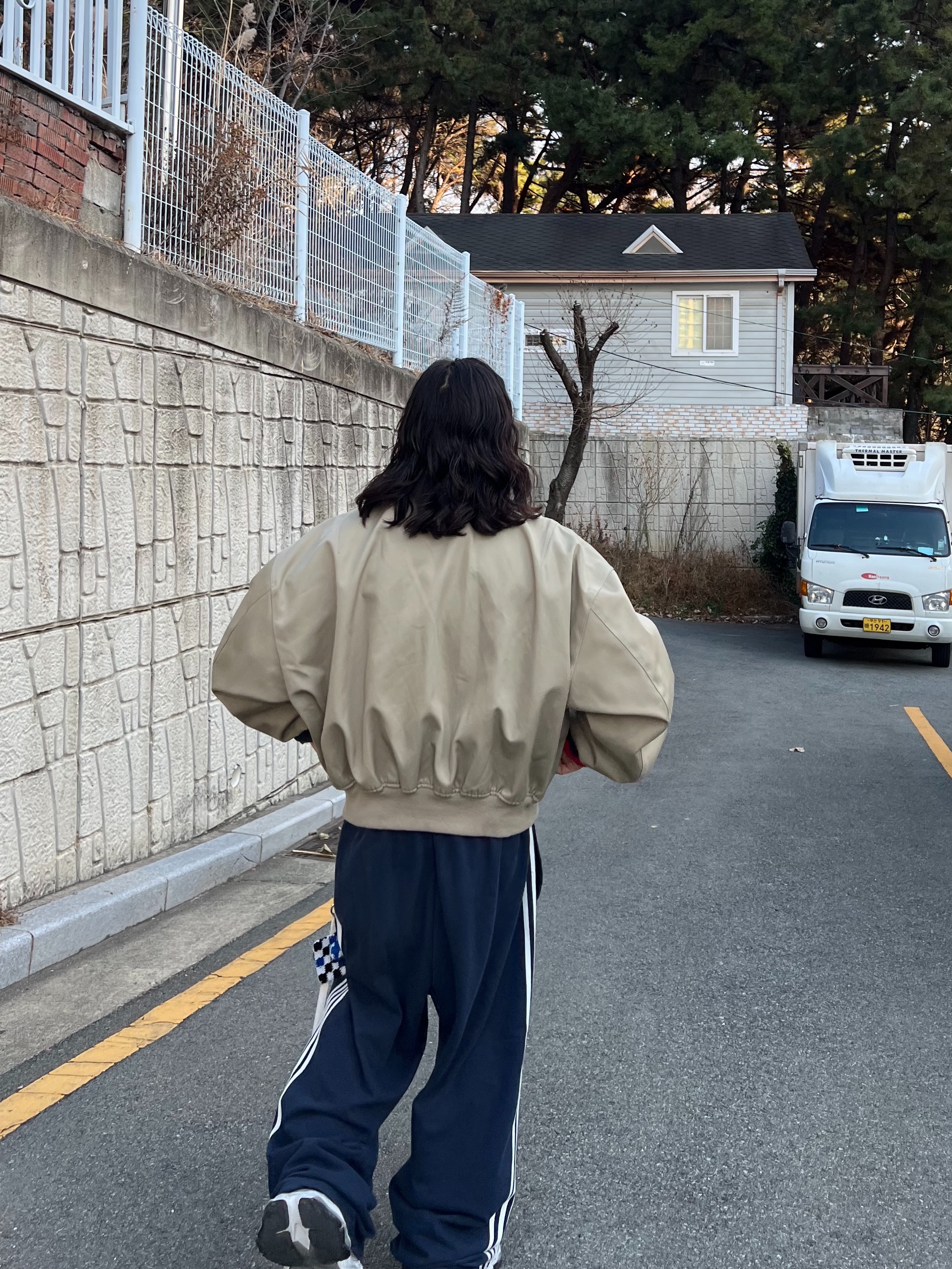 Balenciaga Cargo Sneakers White Grey, Gless Harrington Jacket 014 Beige 착용 스타일 - 3