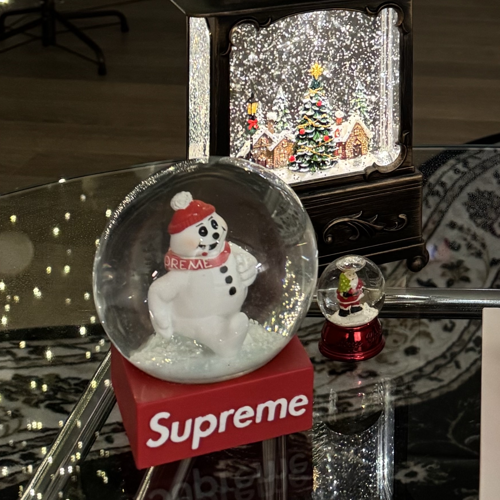 Supreme Snowman Snowglobe Red 착용 스타일