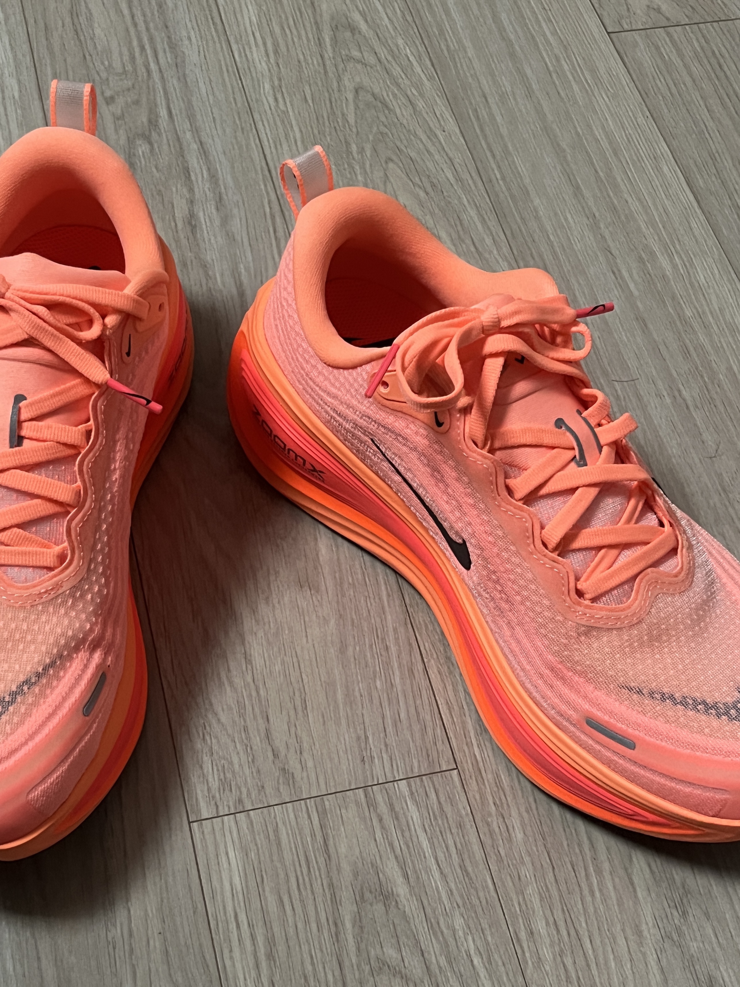 Nike Vomero Plus Orange Pulse Hot Lava 착용 스타일 - 6