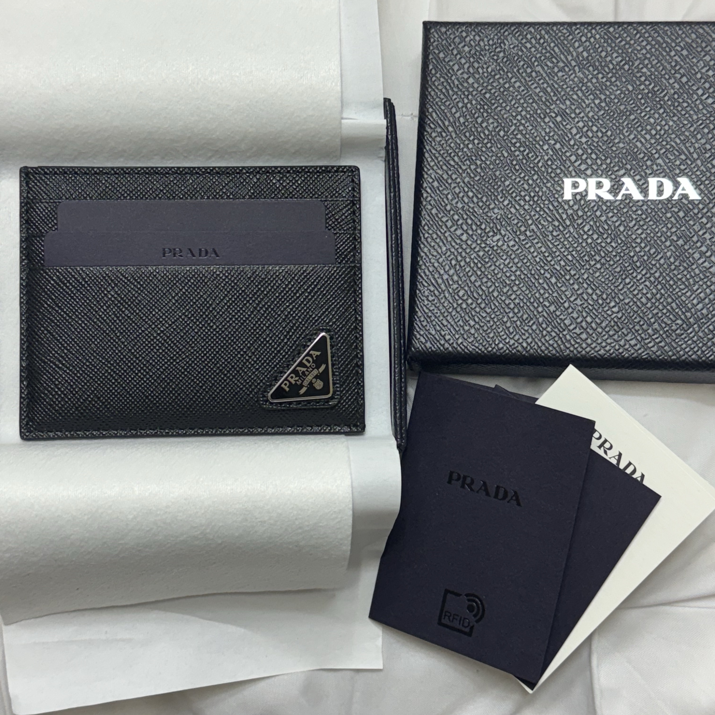 Prada Saffiano Leather Card Holder Black 착용 스타일