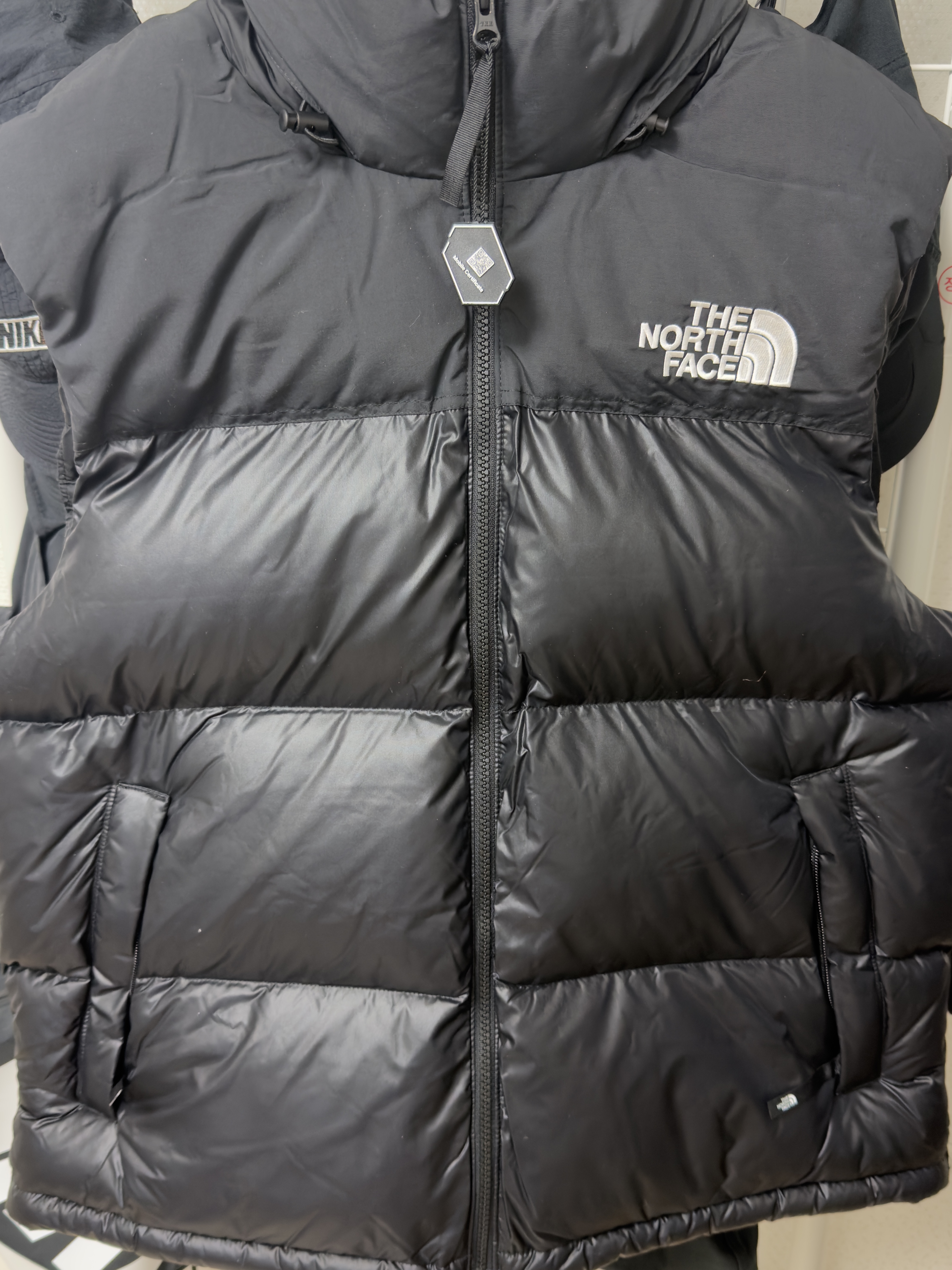 The North Face Nuptse On Ball Vest Black 착용 스타일 - 1