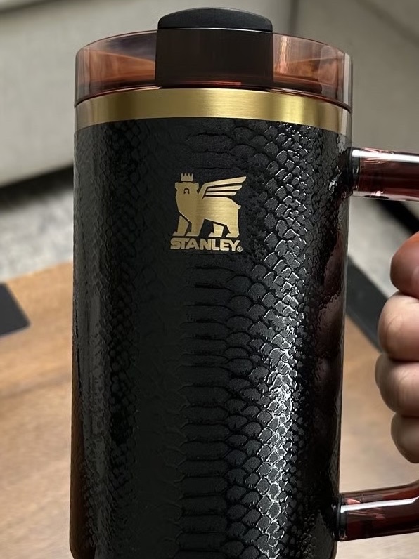 Stanley The Quencher Luxe H2.0 Flowstate Tumbler 887ml Black Snakeskin 착용 스타일 - 4