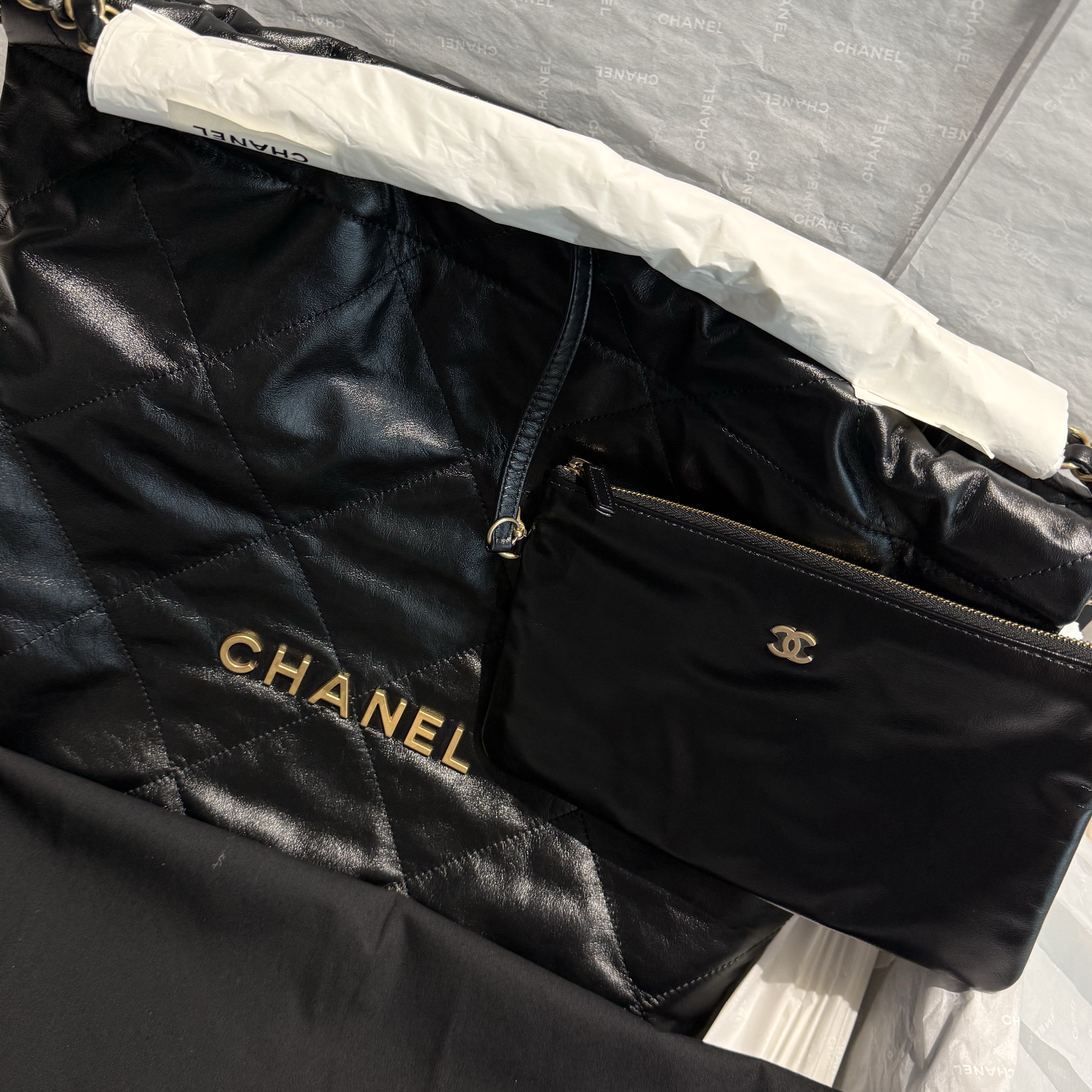 Chanel 22 Medium Handbag Shiny Calfskin & Gold Black 착용 스타일 - 1