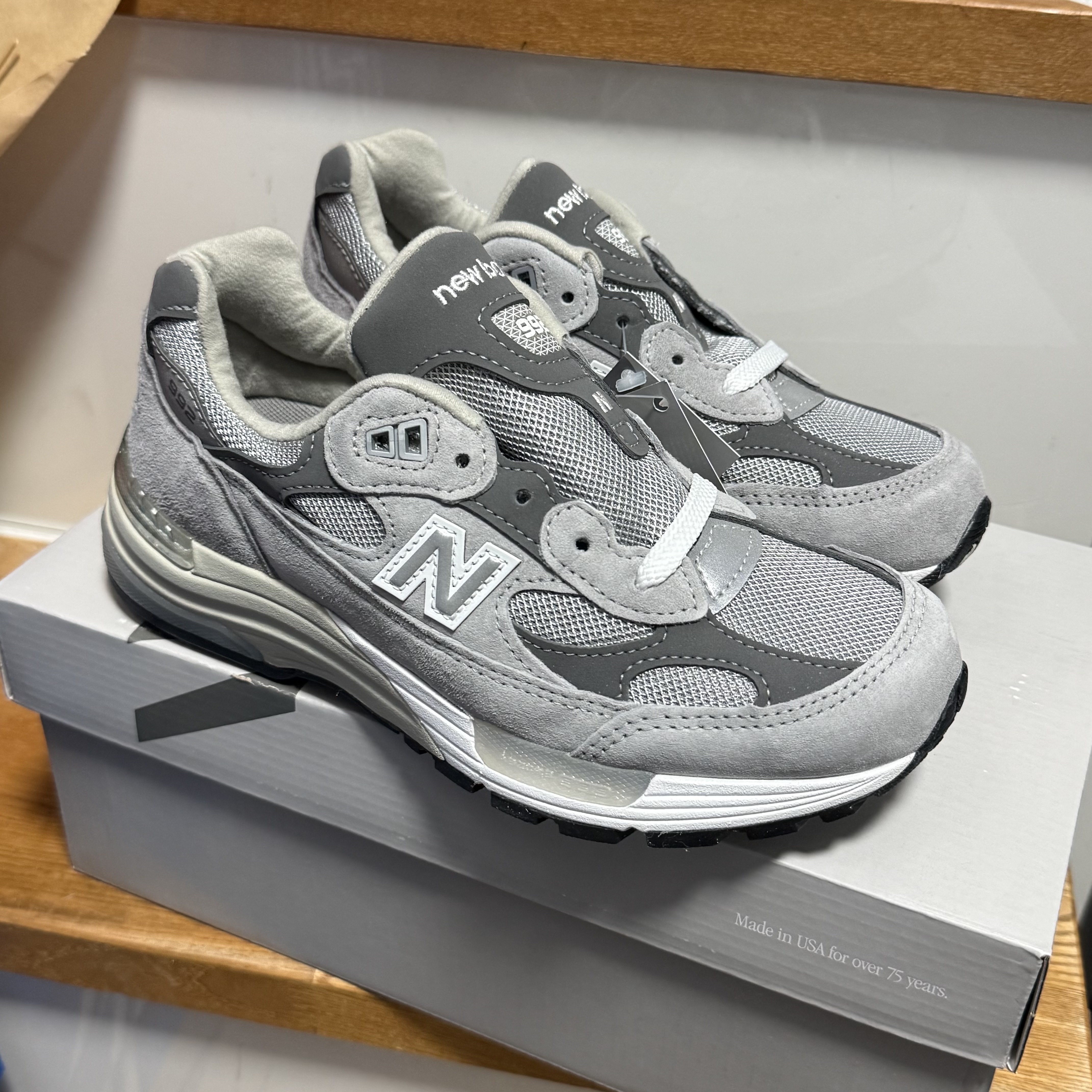 New Balance 992 Made in USA Core Grey Silver Metallic 착용 스타일