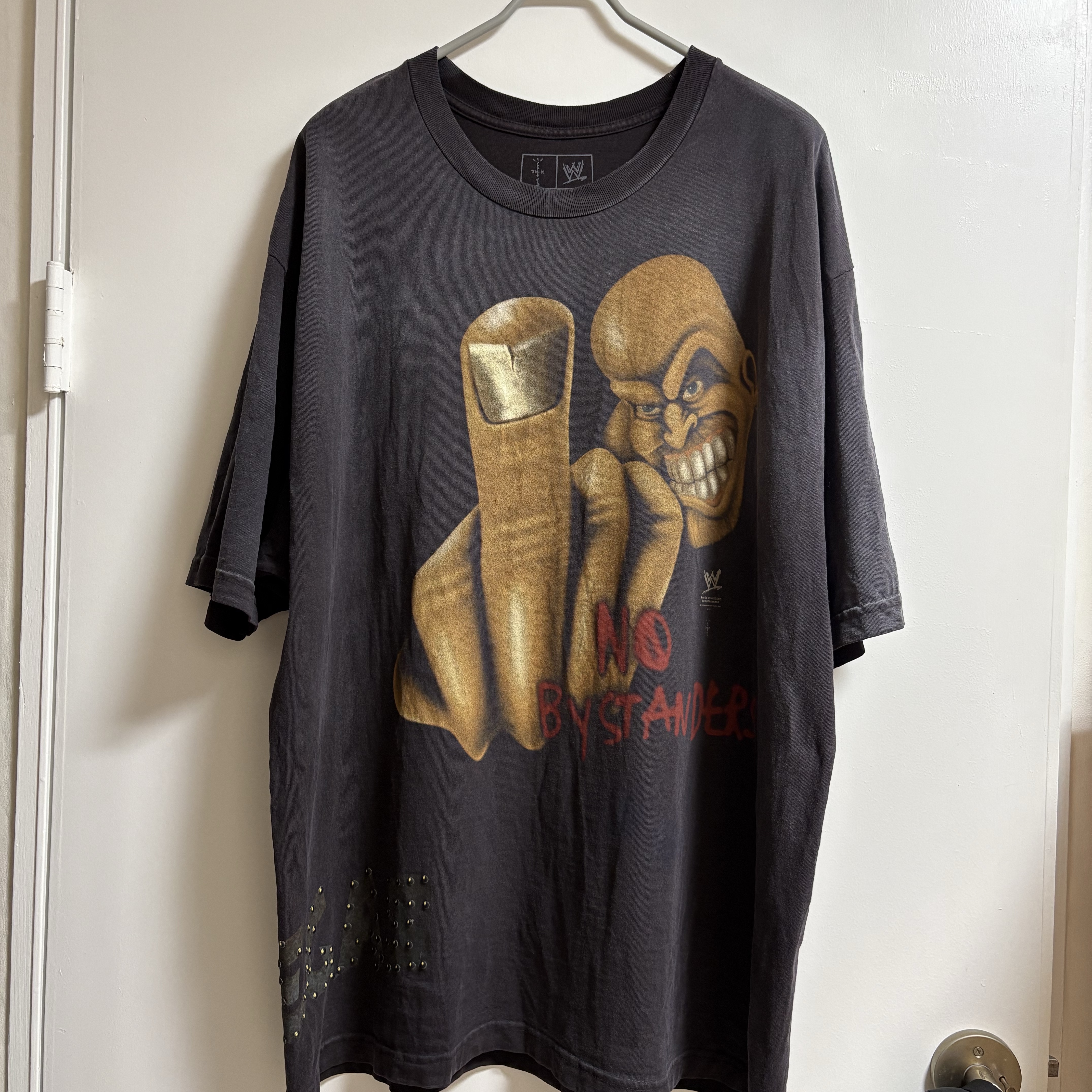 Travis Scott Cactus Jack x WWE No Bystanders T-Shirt Stone Cold Steve Austin Dusty Grey 착용 스타일