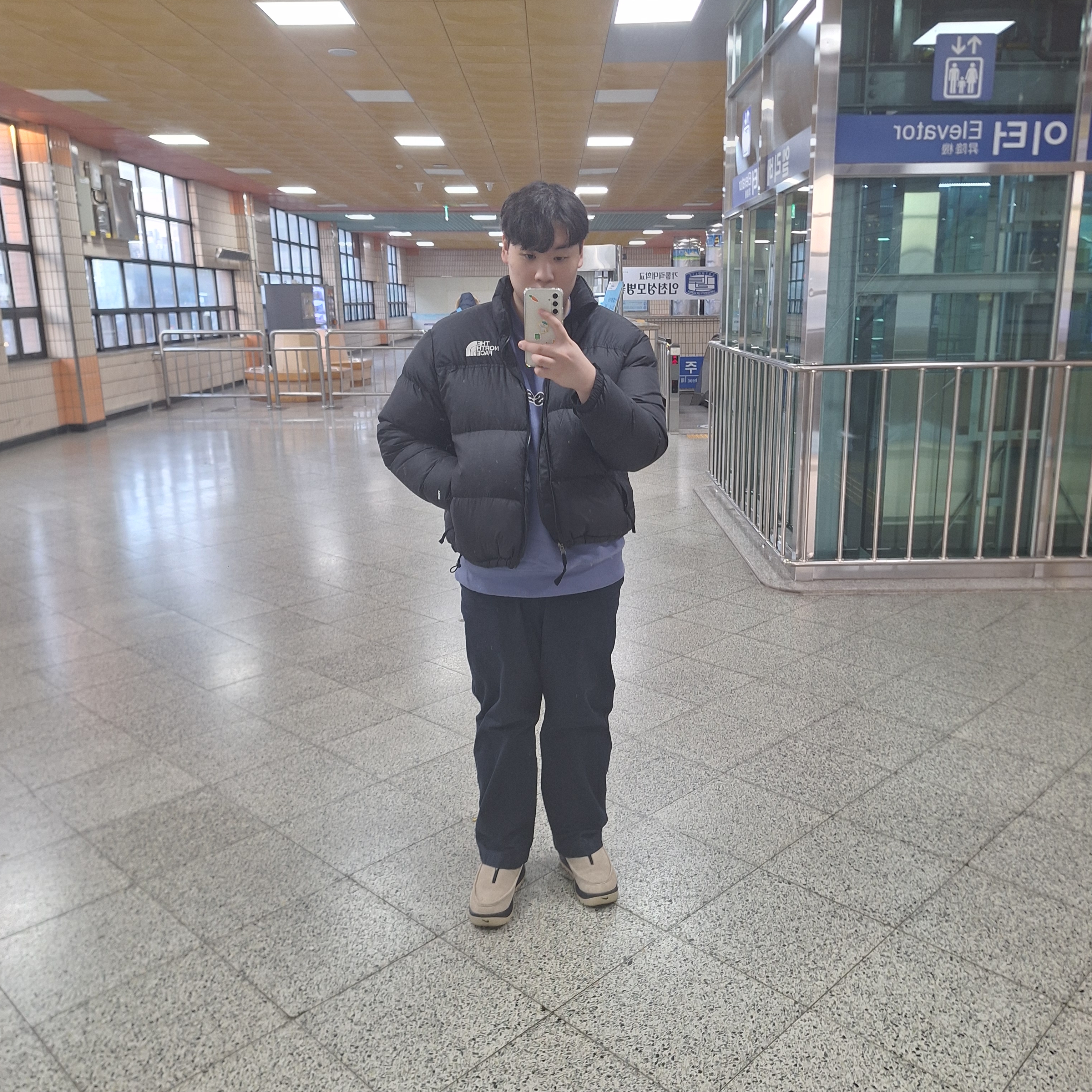 Stussy SS Link Crew Storm, Nike ACG Izy Khaki and Black 착용 스타일