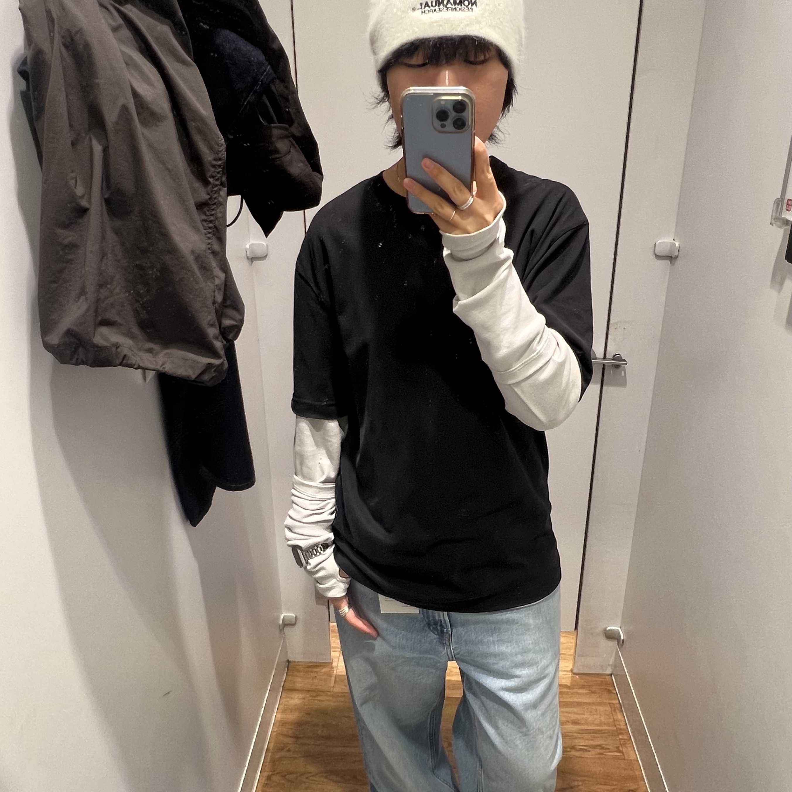 Uniqlo x JW Anderson Straight Jean Blue - KR, NOMANUAL NM Hairy Beanie Light Gray 착용 스타일 - 2
