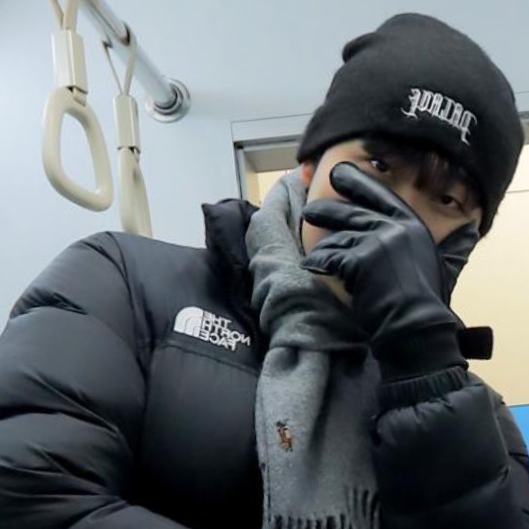 Palace Olde English Furry Nein Cuff Beanie Black - 25FW, The North Face White Label Novelty Nuptse RDS Down Jacket Real Black 착용 스타일