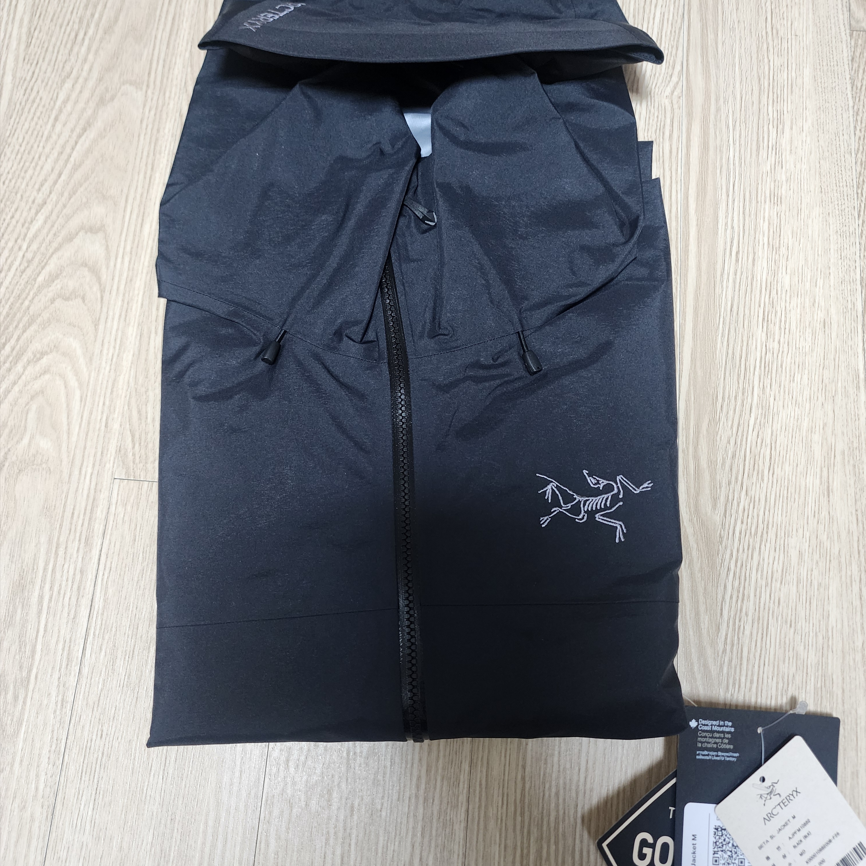 Arc'teryx Beta SL Jacket Black 착용 스타일