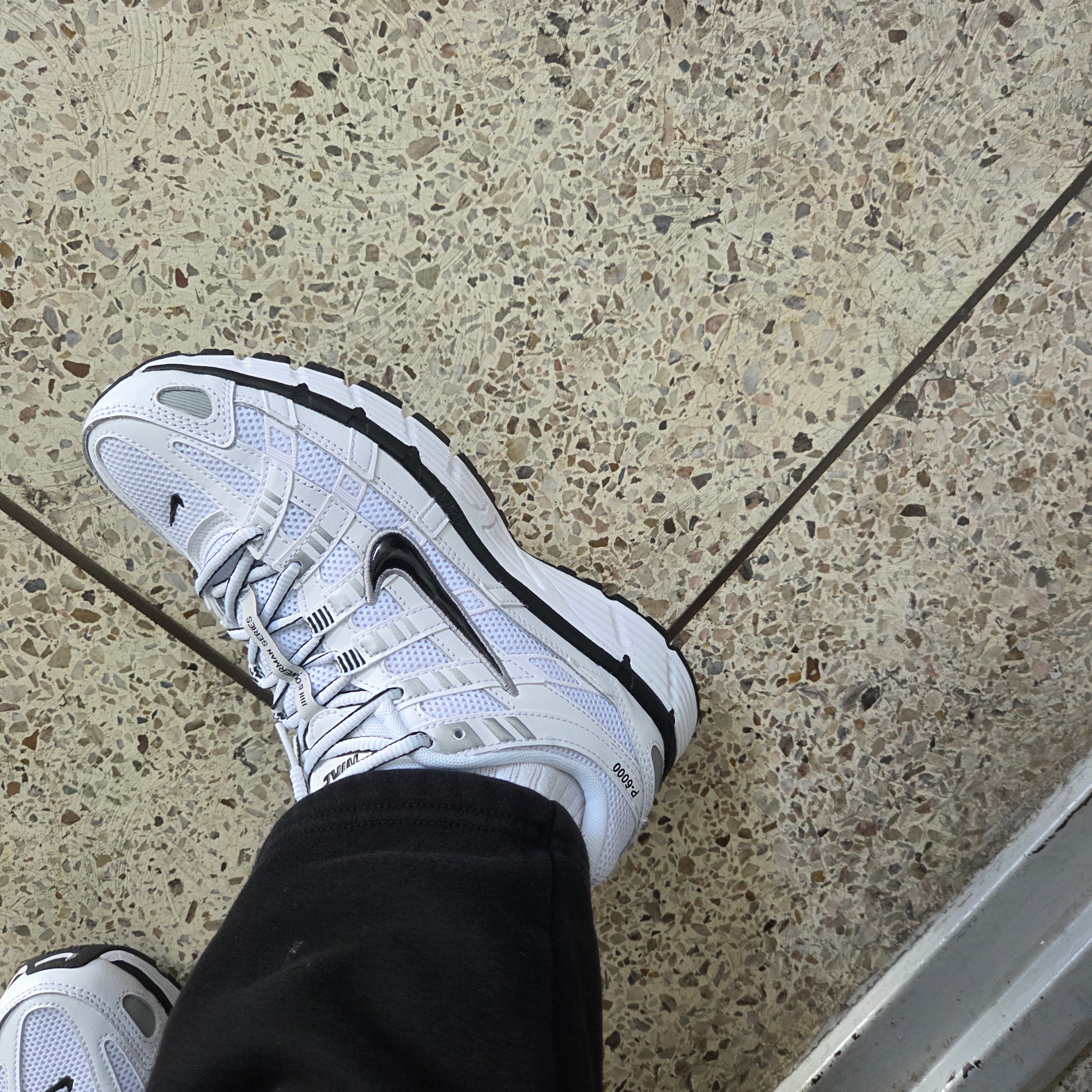 Nike P-6000 White Metallic Silver 착용 스타일