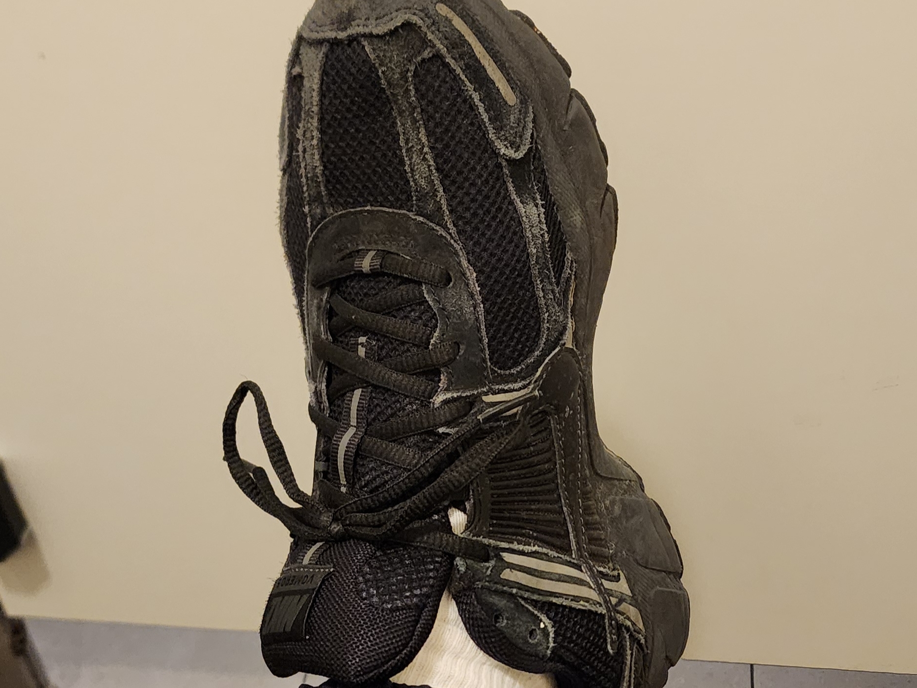 Nike Zoom Vomero 5 Black Anthracite Metallic Dark Grey 착용 스타일