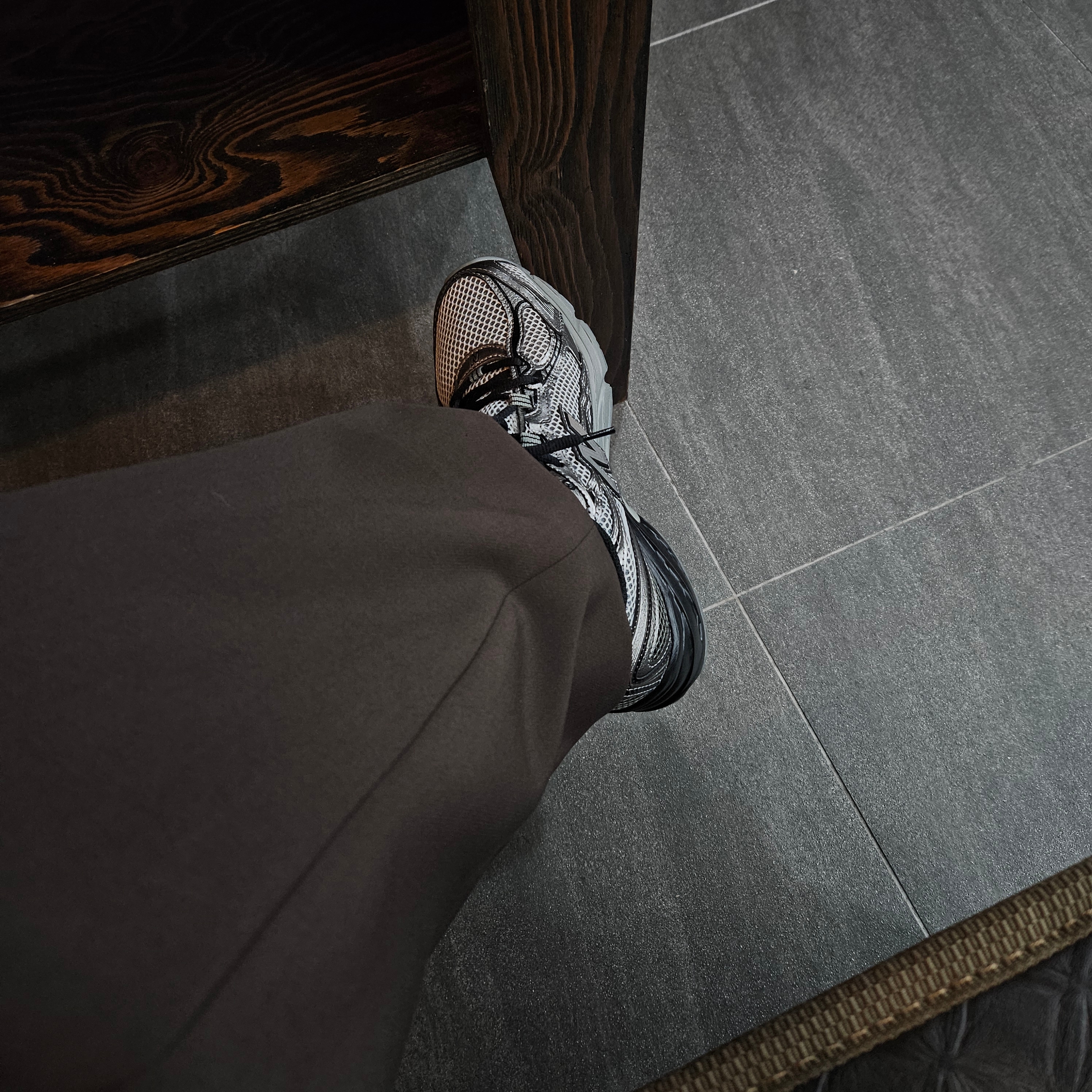 New Balance 740 Dark Silver Metallic 착용 스타일