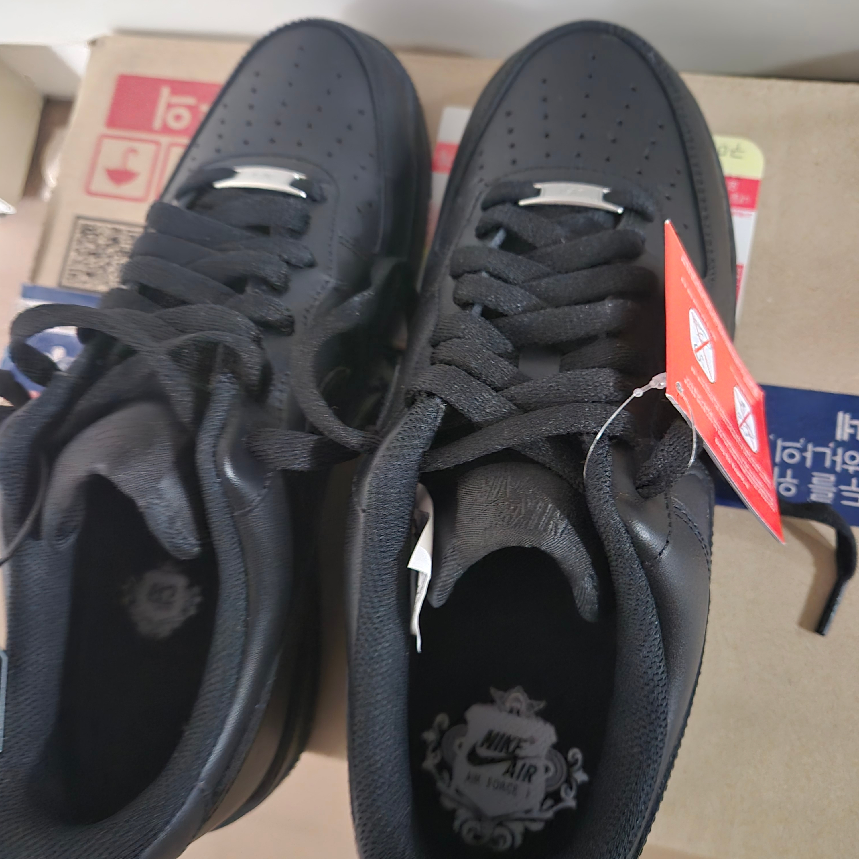 Nike Air Force 1 '07 Low Triple Black 착용 스타일
