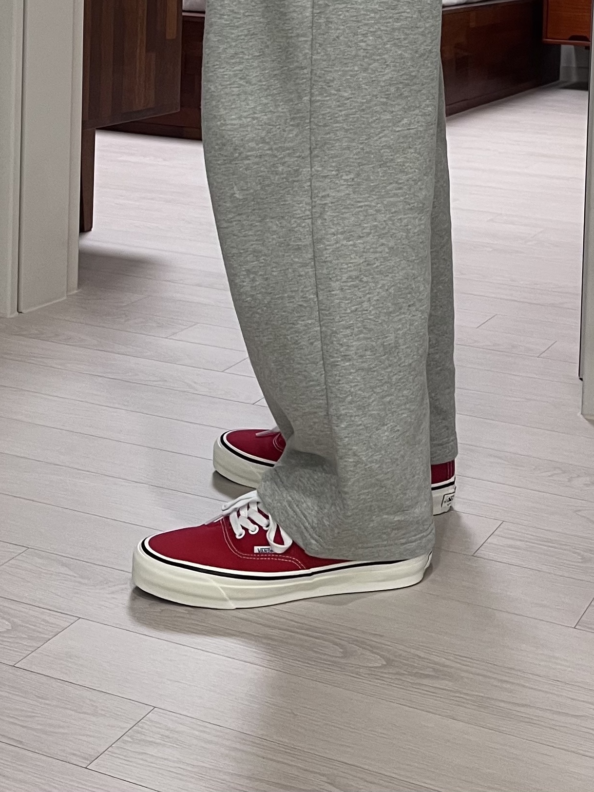 Vans Premium Authentic Reissue 44 LX Racing Red Marshmallow 착용 스타일