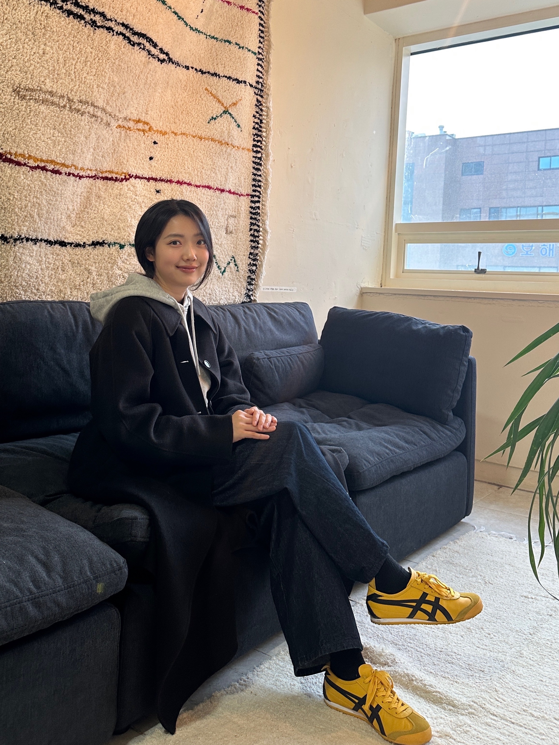 Onitsuka Tiger Mexico 66 Yellow Black, AMI De Coeur Hoodie Heather Grey 착용 스타일 - 1