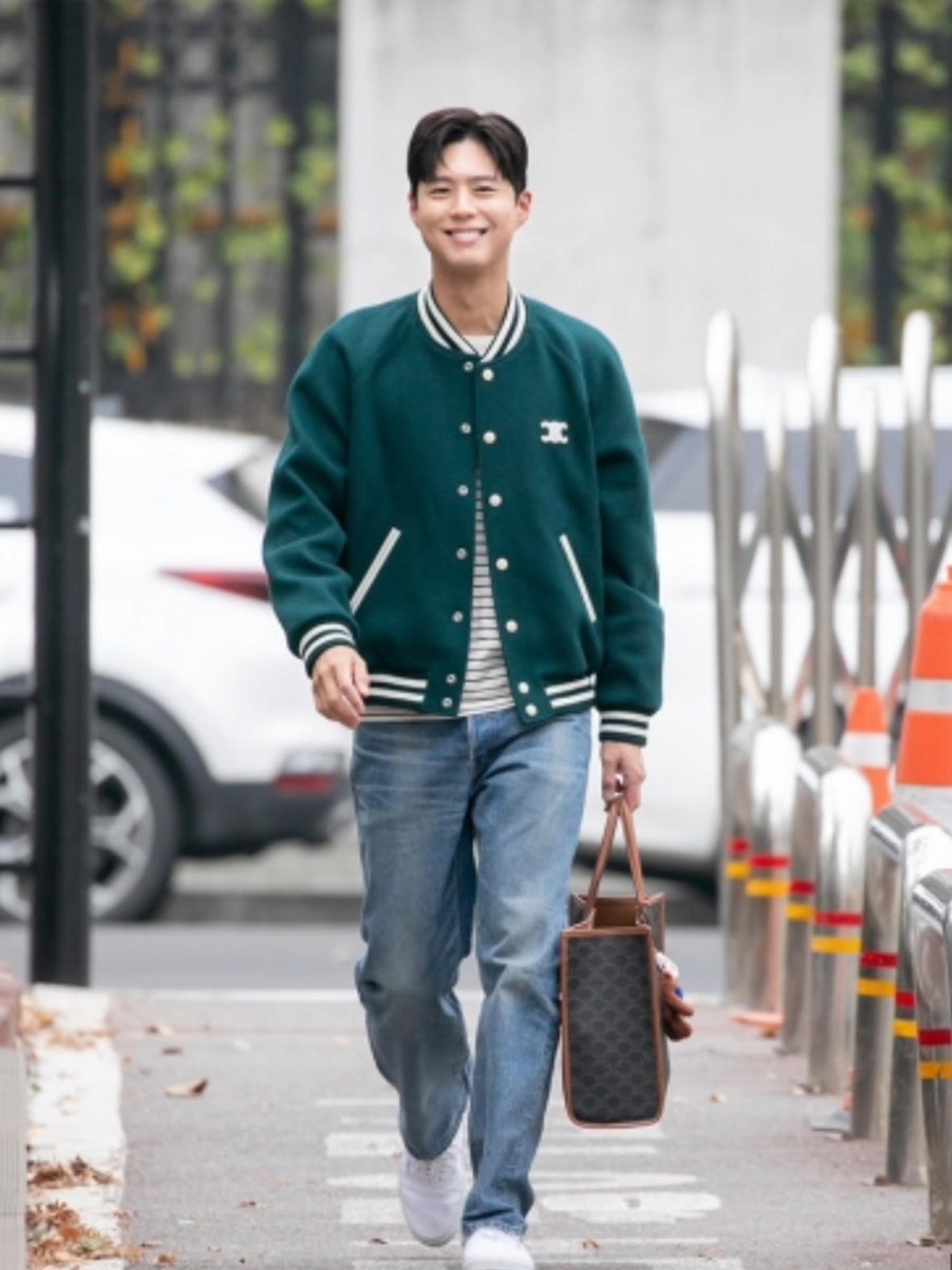 Celine Textured Wool Triomphe Teddy Jacket Vert Sapin 착용 스타일 - 3