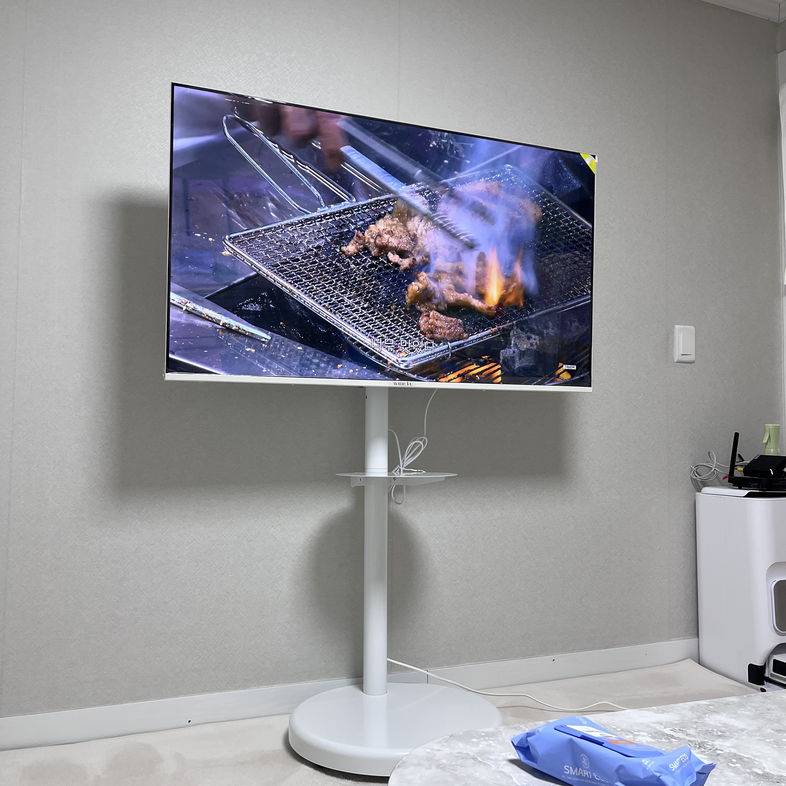 [12% 쿠폰] WIDEVU WideMovingVu White Edition Set QLED 127cm (50 in) 4K UHD Smart Mobile TV 착용 스타일
