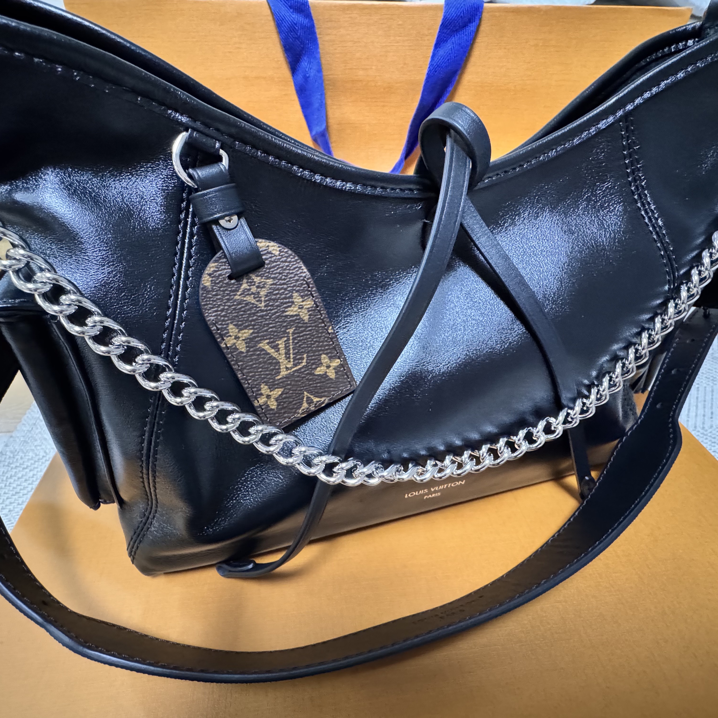Louis Vuitton Carryall Vibe BB Black 착용 스타일 - 2