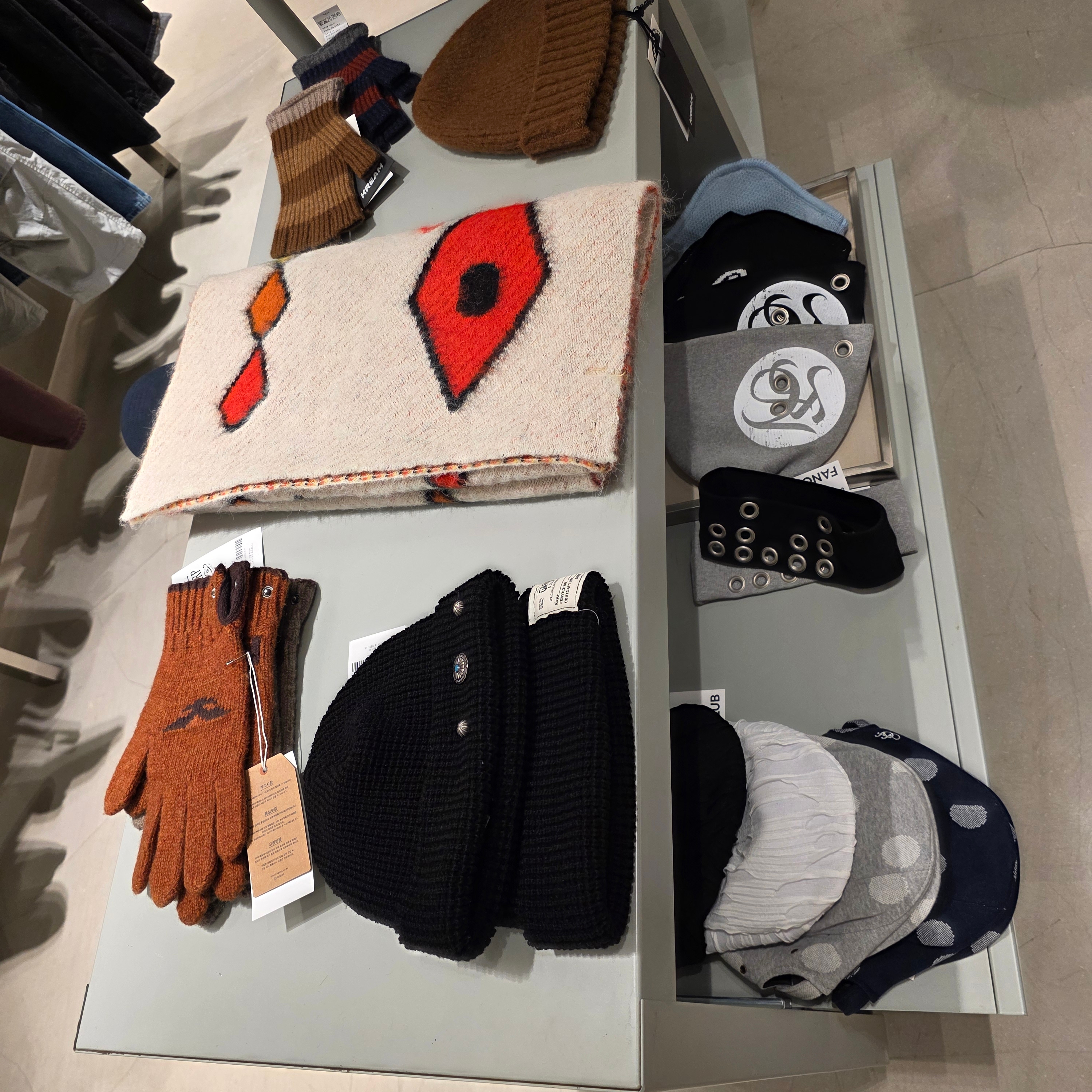 OGARP Concho Snap Knit Gloves Orange, Lamrof Mohair Big Stall Off White - 25FW 착용 스타일