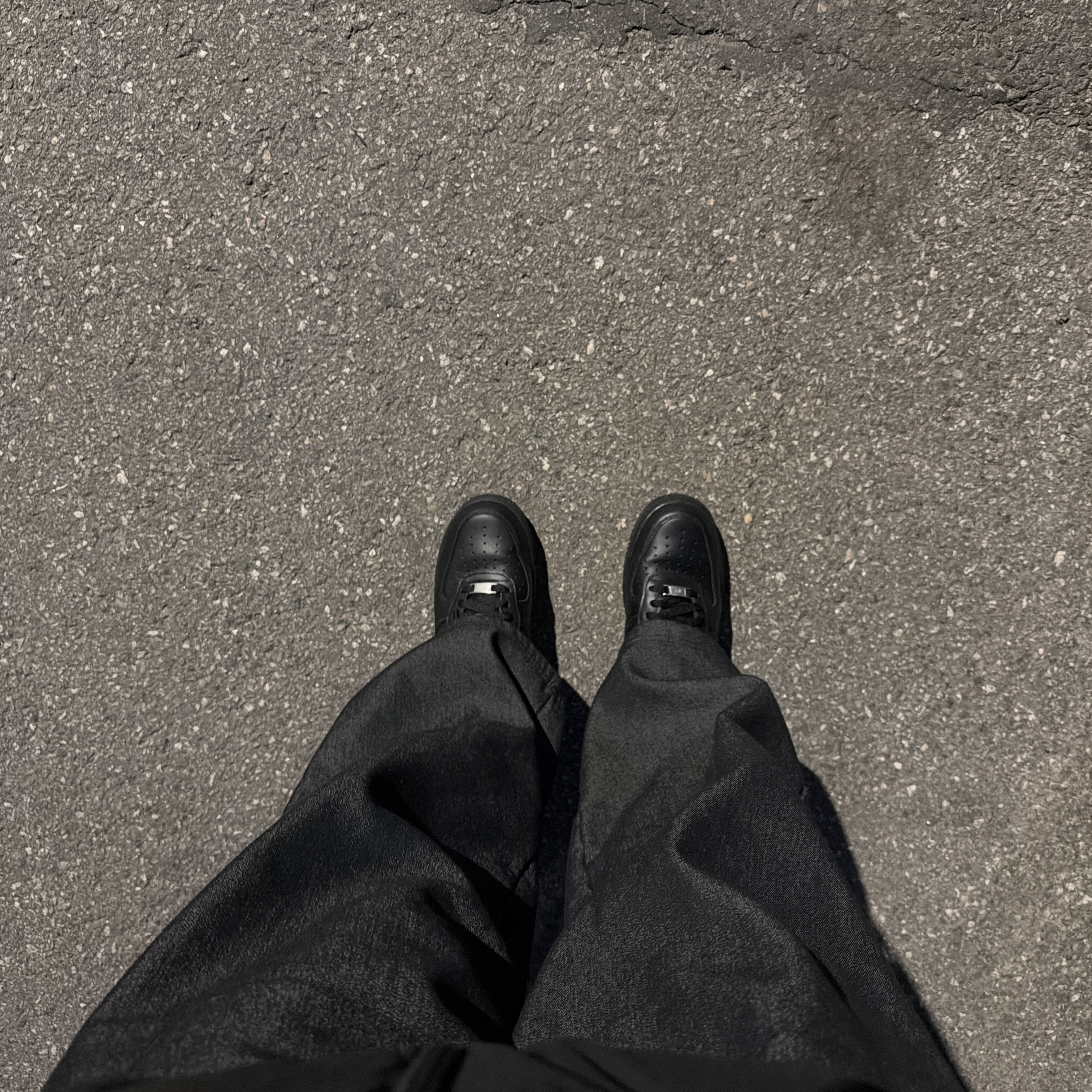 Nike Air Force 1 '07 Low Triple Black 착용 스타일